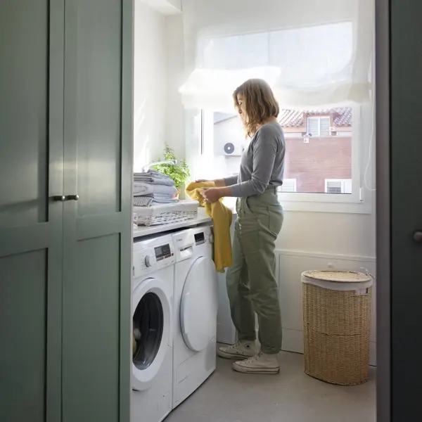 María Vivancos, experta en limpieza: "Añade una bola de papel de aluminio a la lavadora para que la ropa salga sin pelos ni pelusas"