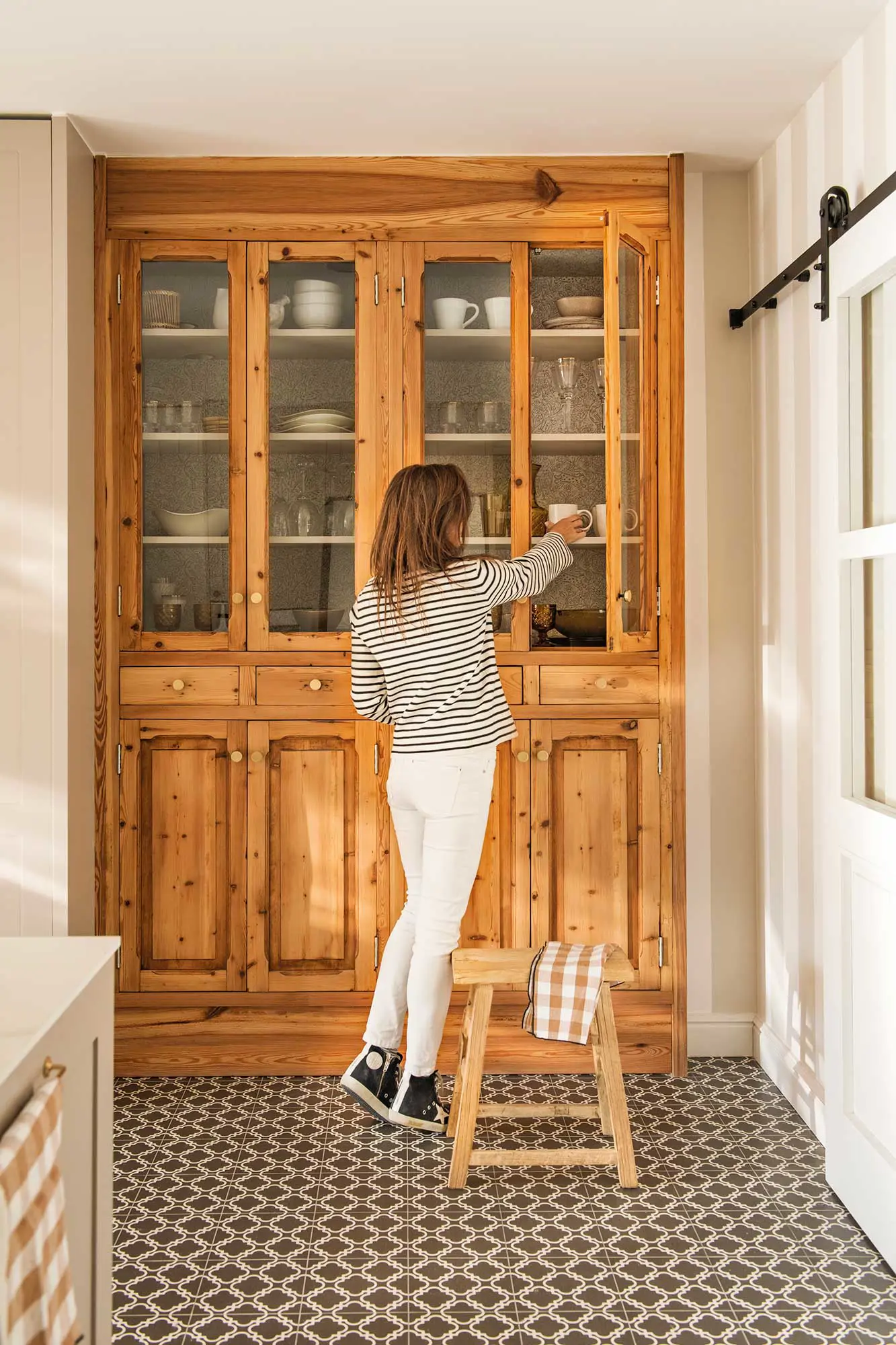 Cocina con alacena de madera