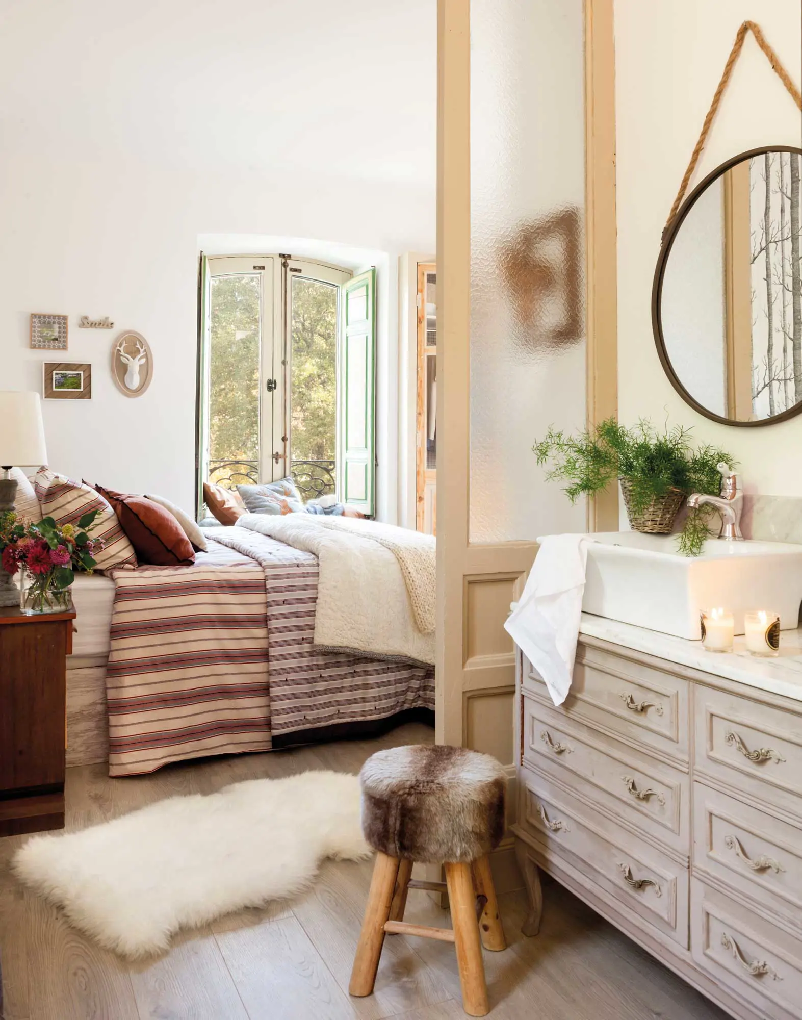 Dormitorio con baño integrado.