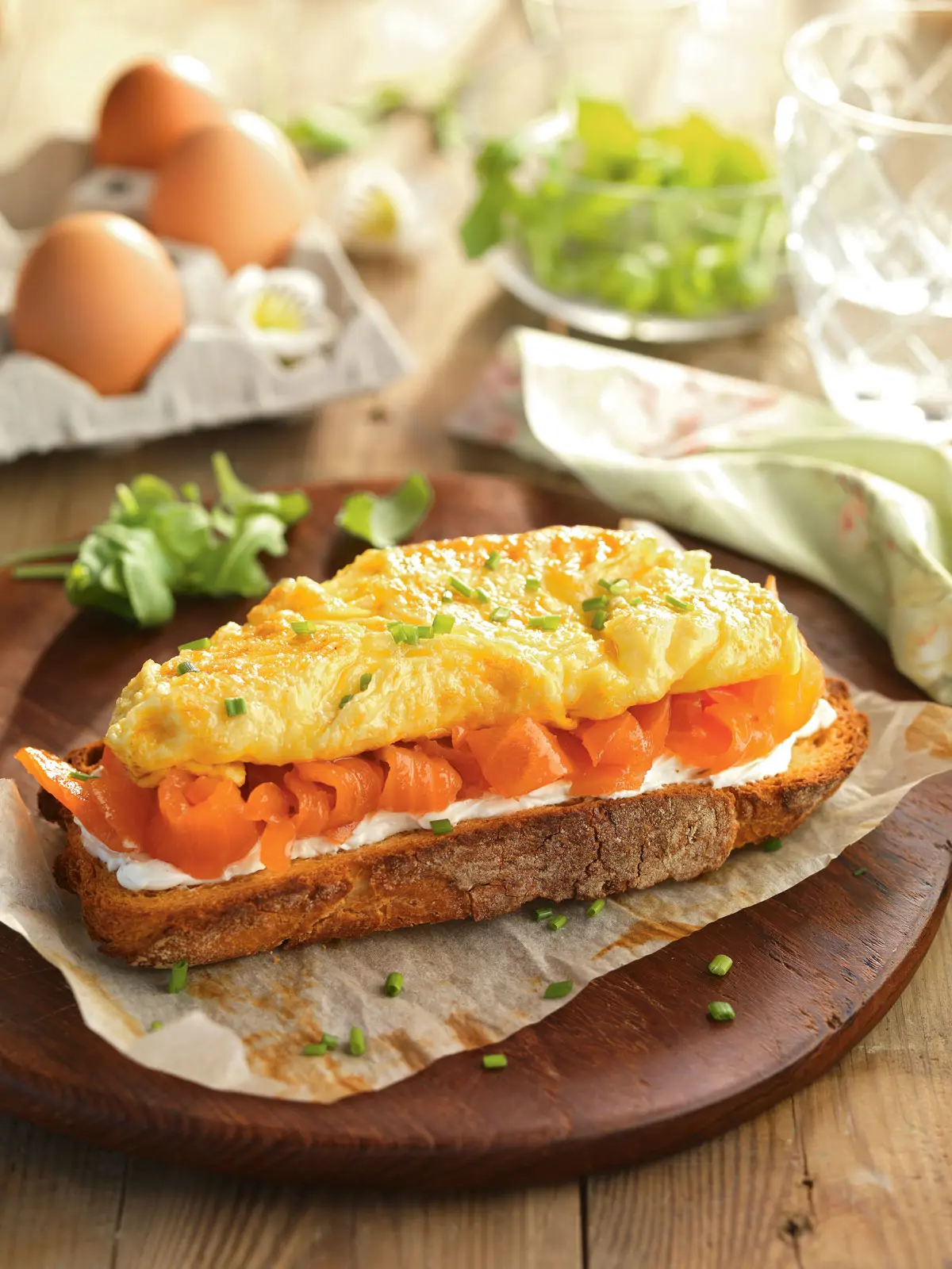 desayunos saciantes tostada de tortilla y salmón