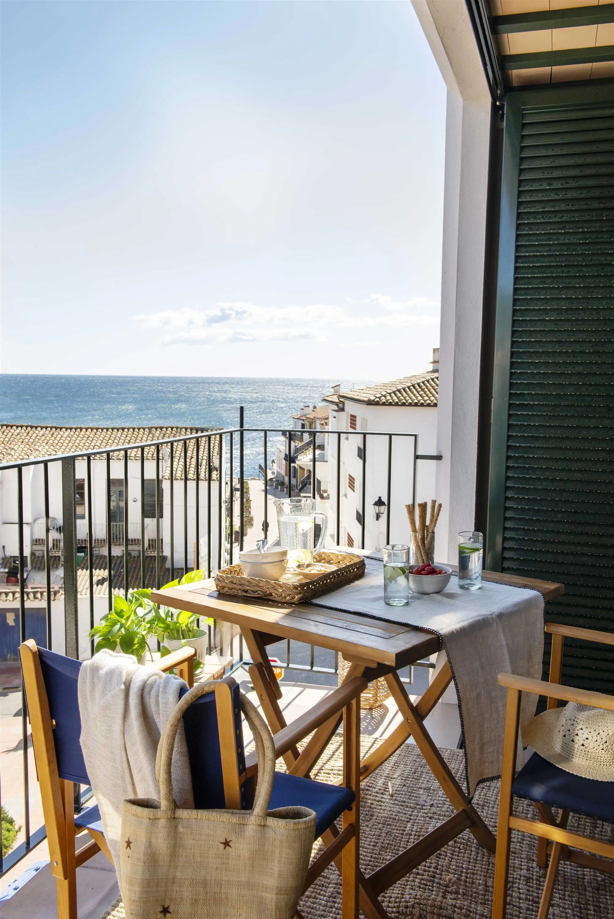 Terraza con muebles plegables de madera.