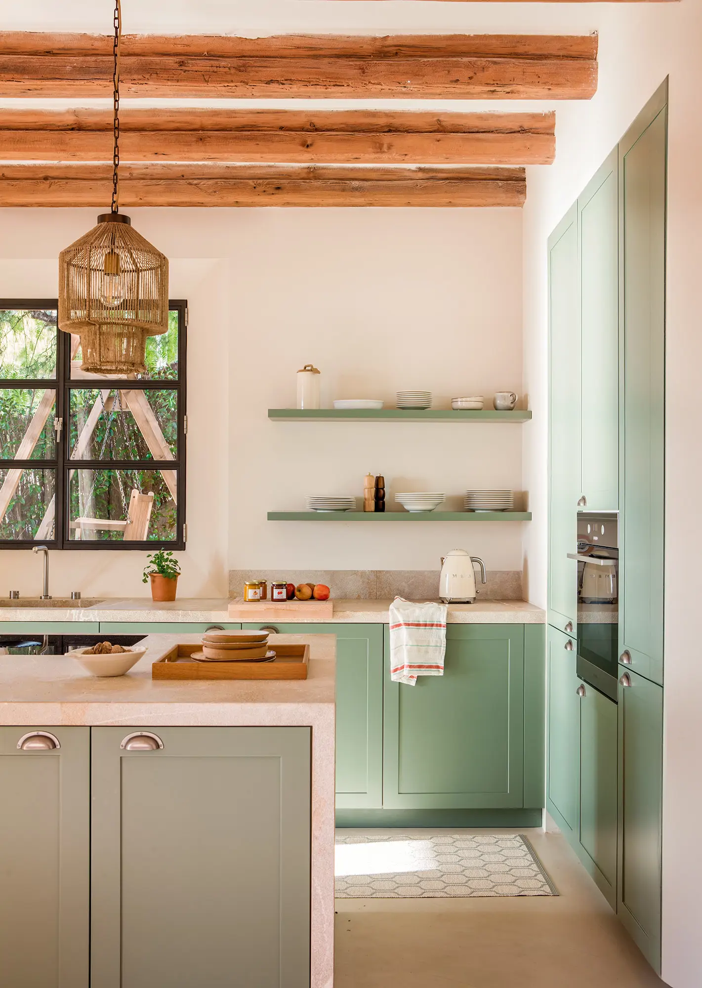 Cocina con isla y muebles en color verde 