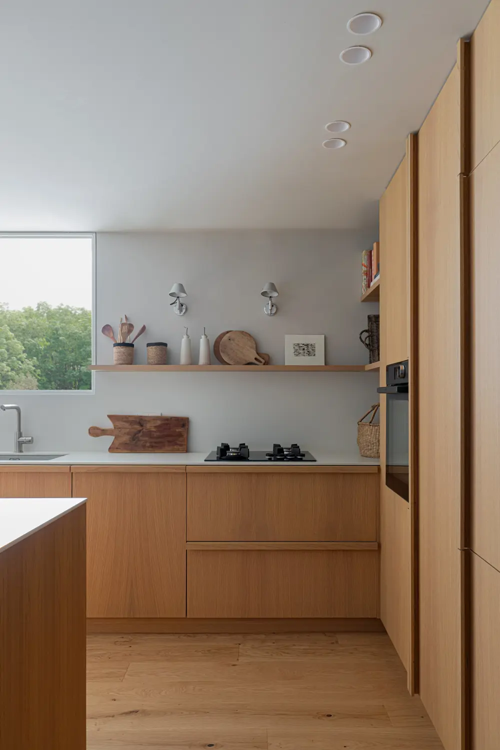 Cocina de madera con ventana