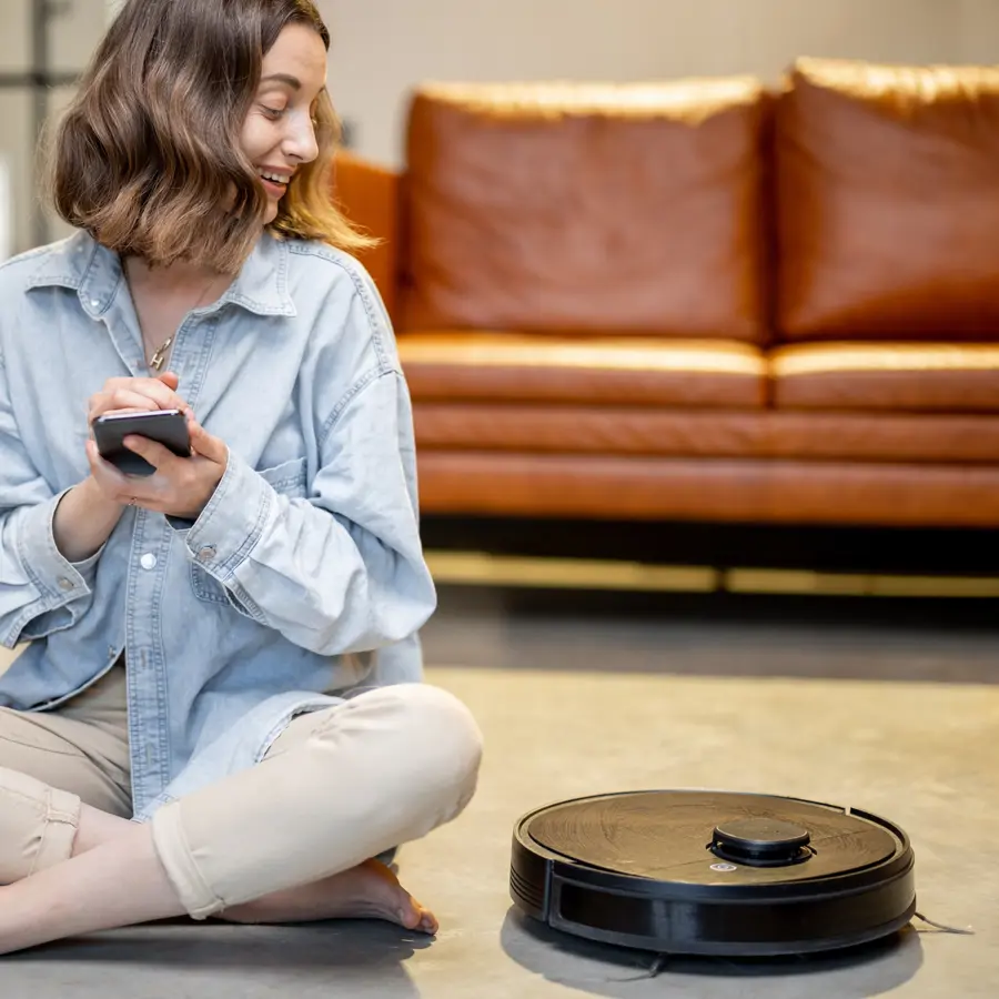 Mujer con robot aspirador