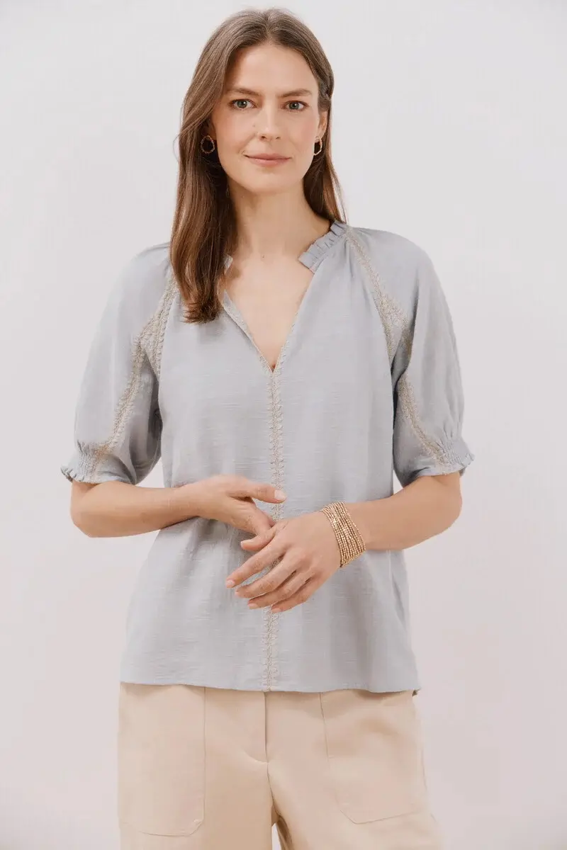 Blusa de manga corta y bordados