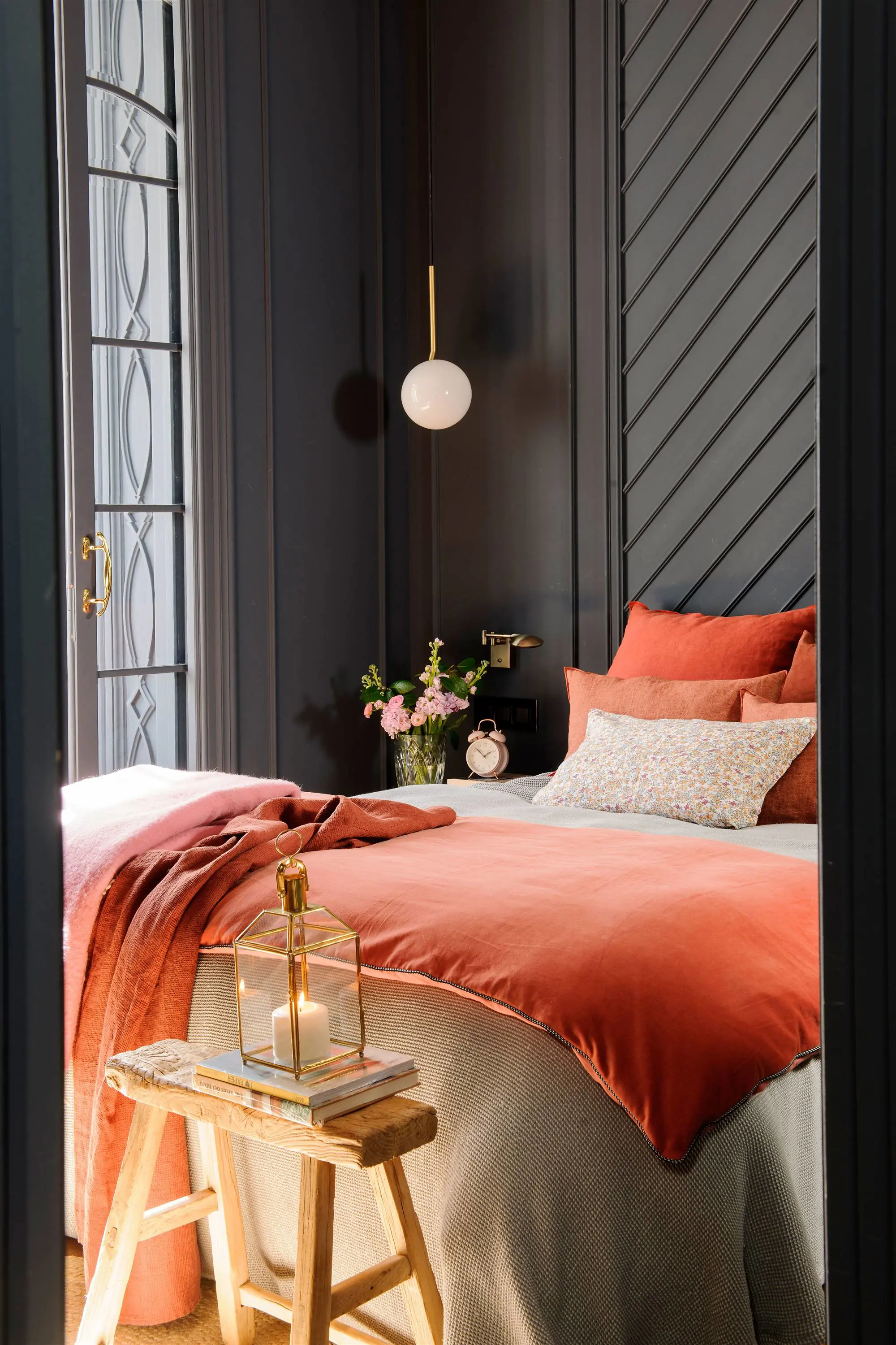 dormitorio con paredes grises y ropa de cama coral 00492091_O