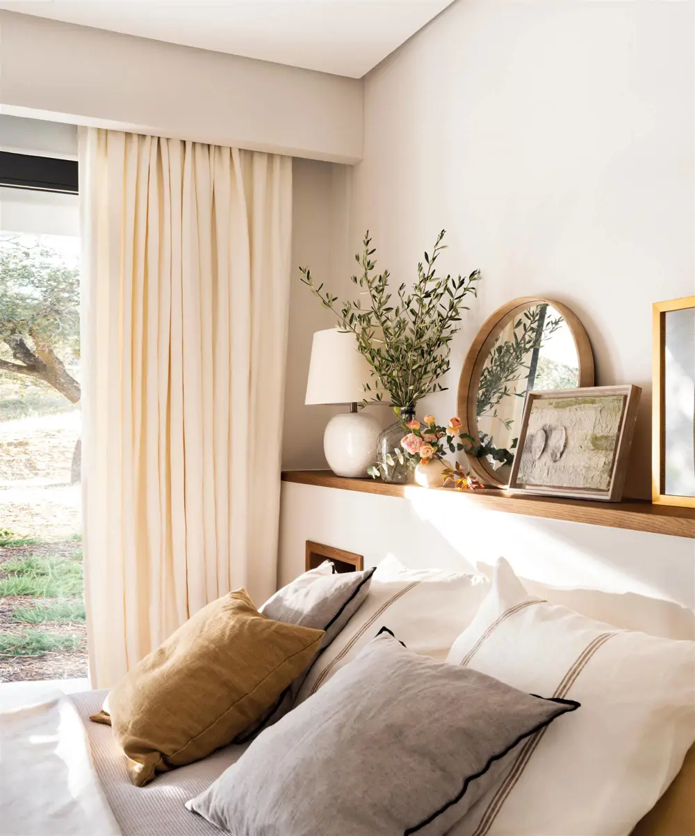 00543276 Dormitorio con cortinas blancas y cabecero de obra 