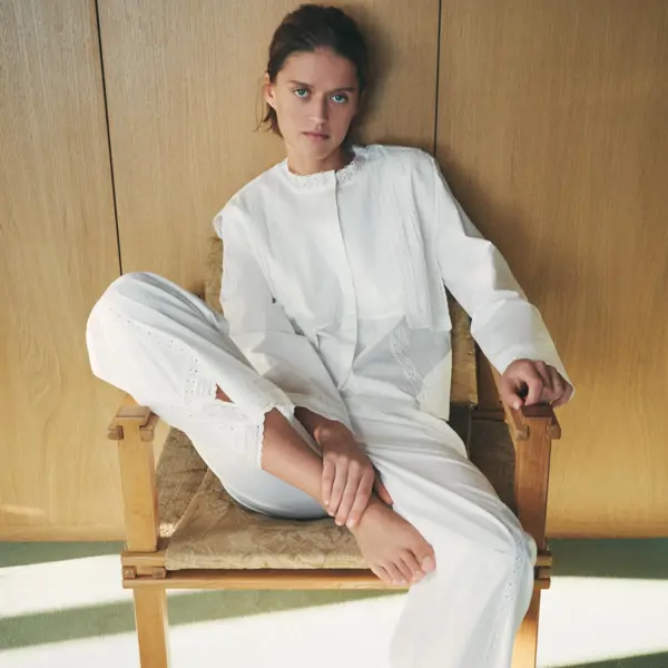 Si tuviera 60 años no llevaría vaqueros, pero sí este pantalón blanco de Zara perfecto para combinar con blusas boho