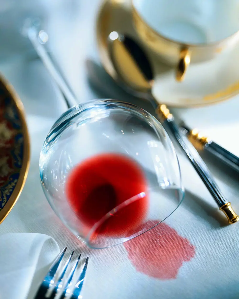 La sal y el agua con gas quitan las manchas de vino tinto en un santiamén