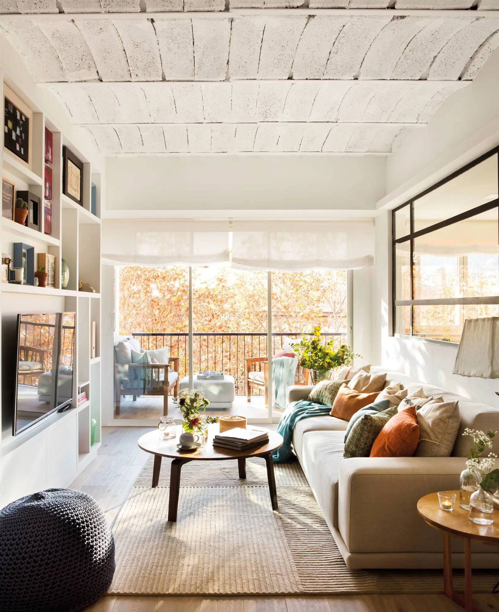 Salón pequeño con terraza y ventana que comunica con la cocina