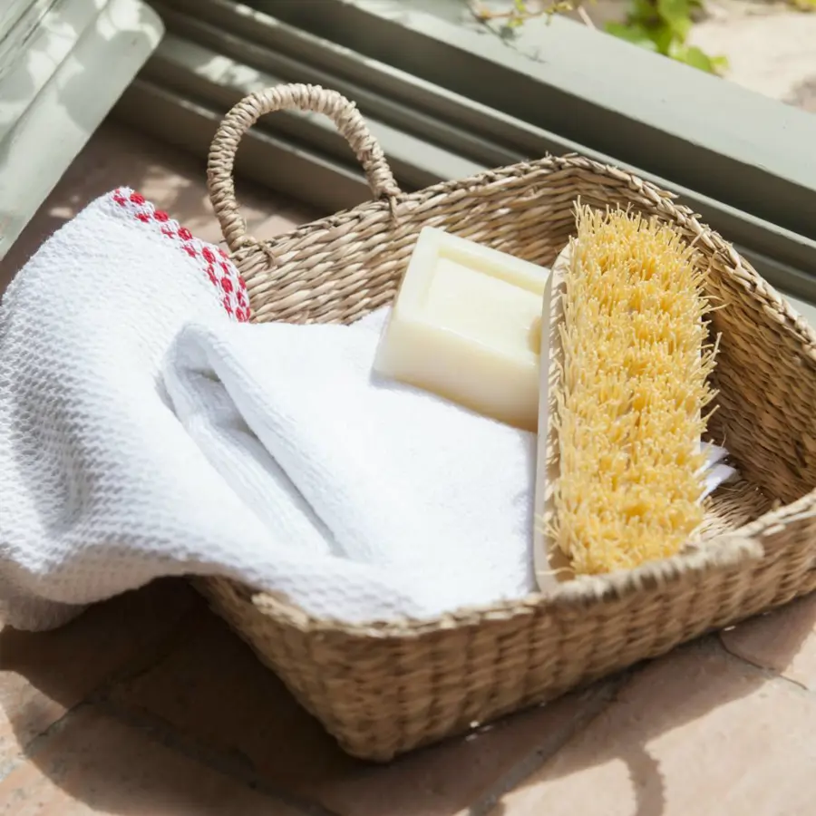 Te contamos los mejores trucos de las madres y abuelas españolas para hacer desaparecer las manchas más difíciles