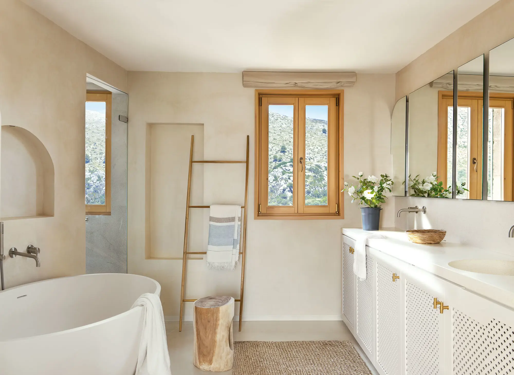 Baño luminoso con lavabo de madera con celosía