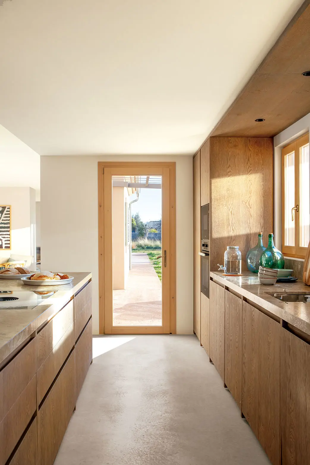 Una cocina de madera de roble y encimera de piedra natural