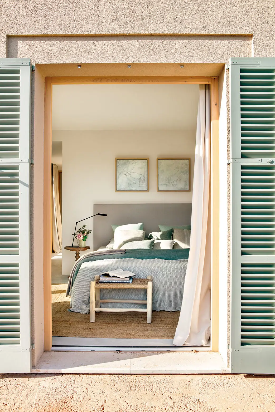 Un dormitorio con salida a la terraza, con contraventanas tradicionales mallorquinas