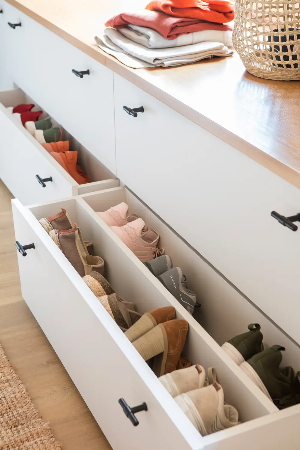 Los zapateros con diseño de cajonera son también muy útiles para tener todos los zapatos organizados y a la vista