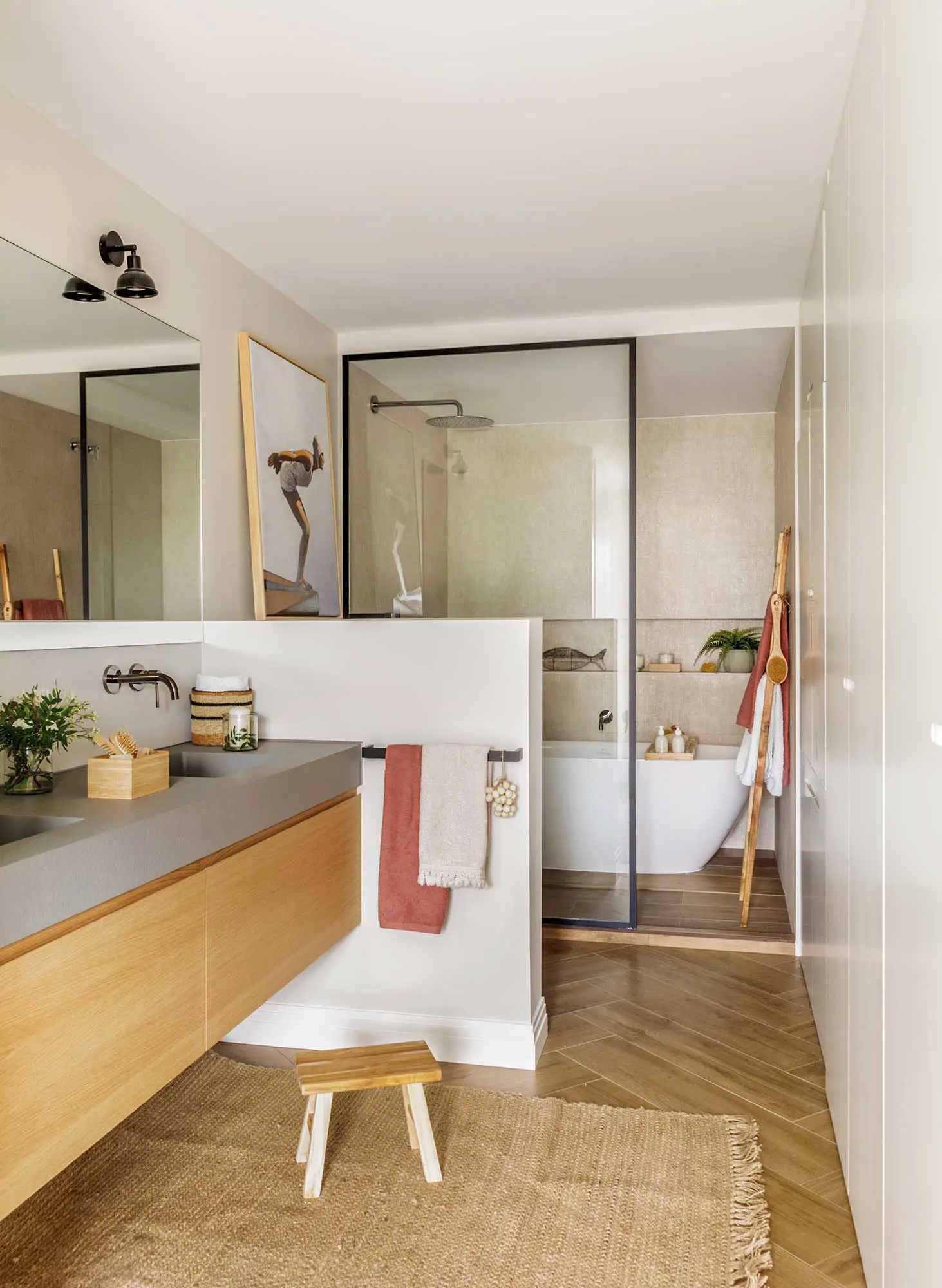Ban~o con gran mueble volado y murete que separa del inodor y gran ducha 00560046