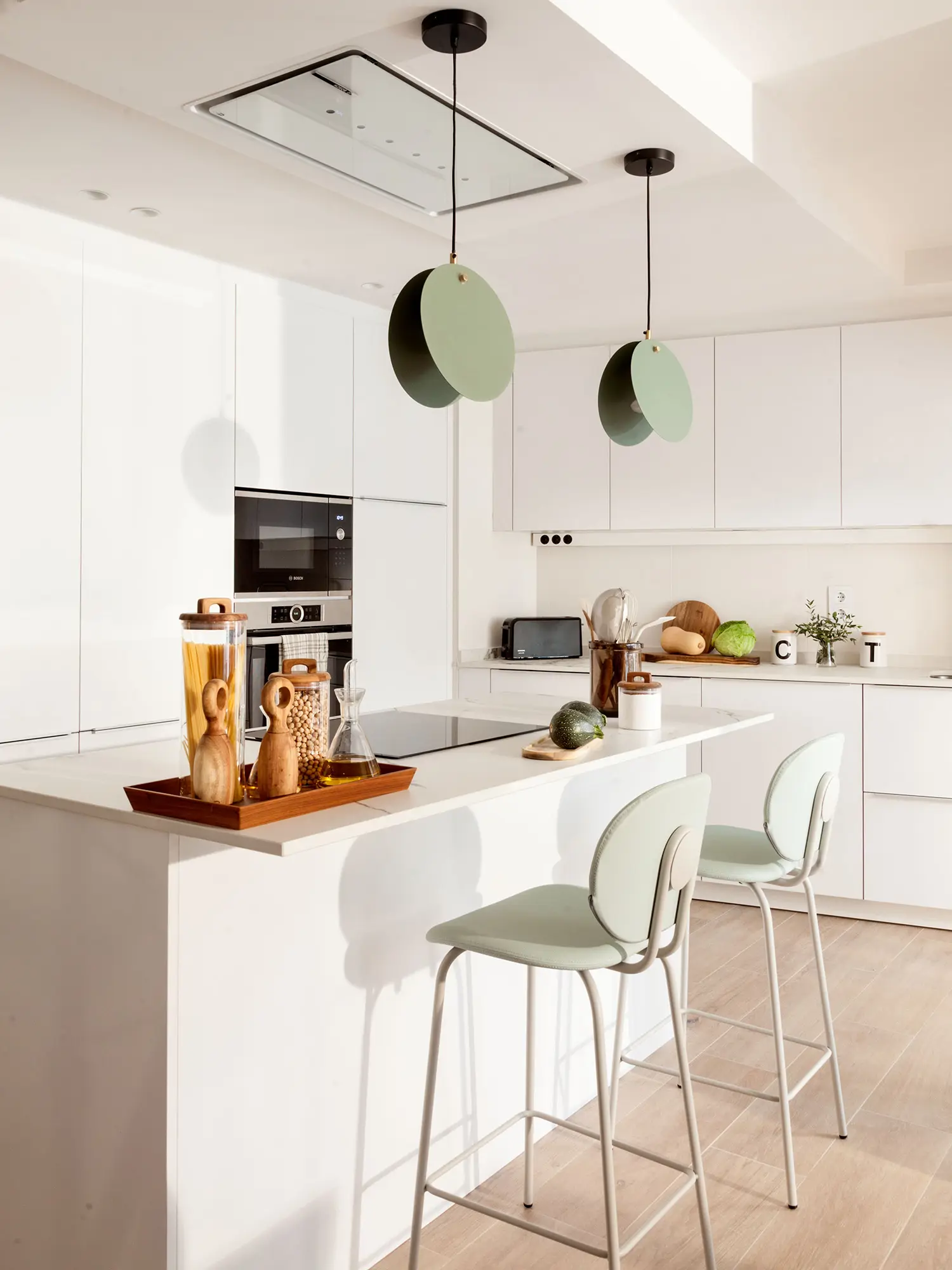 Cocina con isla diseñada por Natalia Zubizarreta Interiorismo