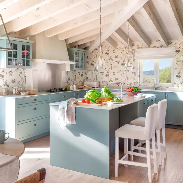 La cocina campestre de tu abuela es tendencia este 2025: 14 ideas con papeles pintados