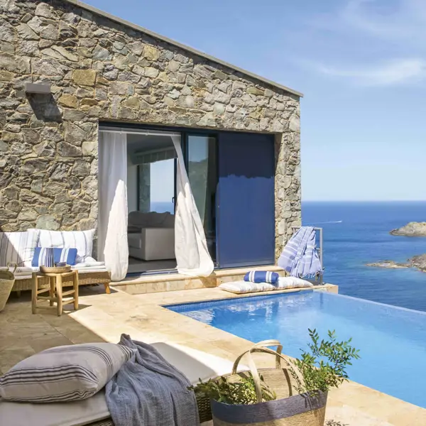 00541687 fachada piedra casa costa azul puerta azul cortinas piscina desbordante