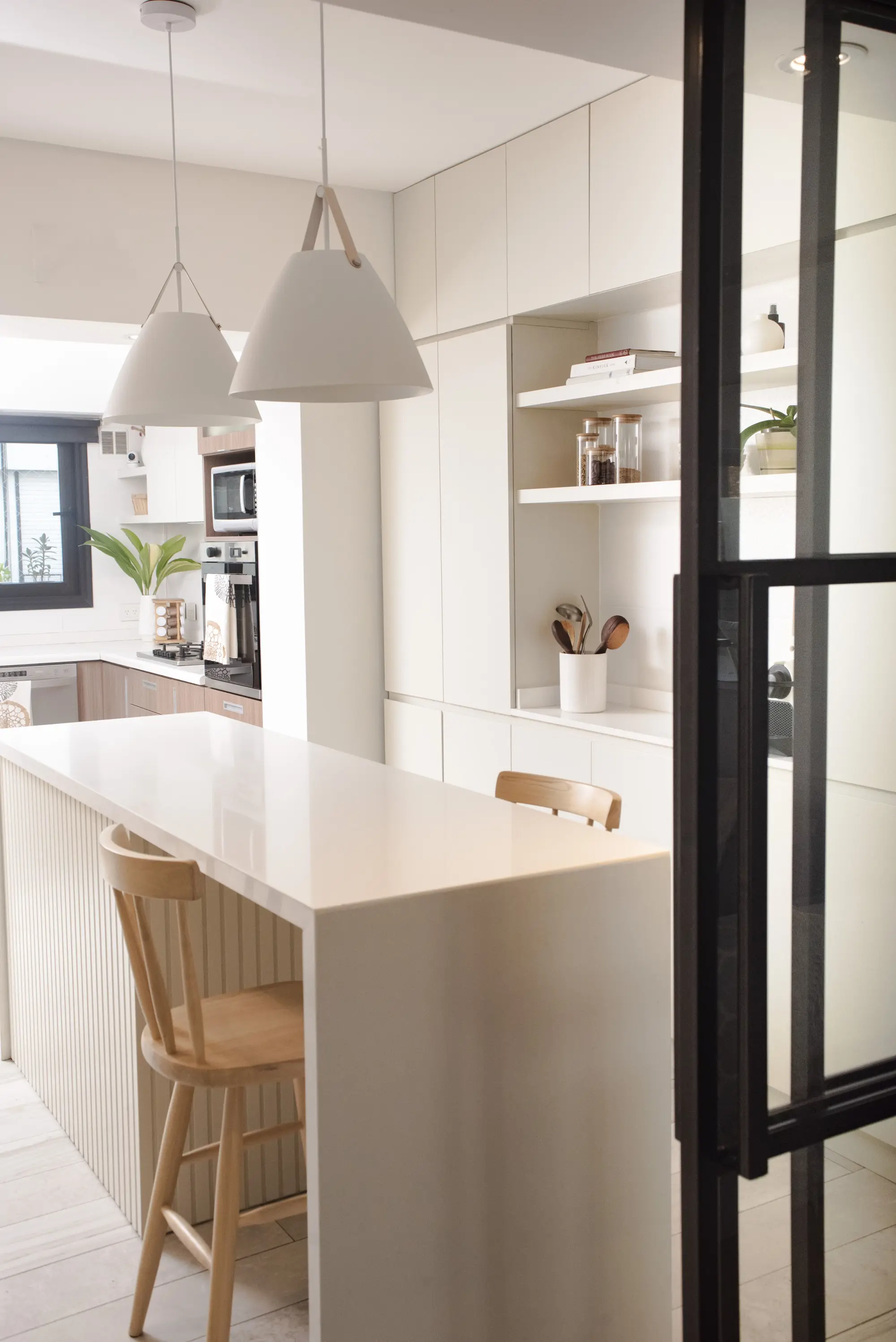 Blanco, madera y negro