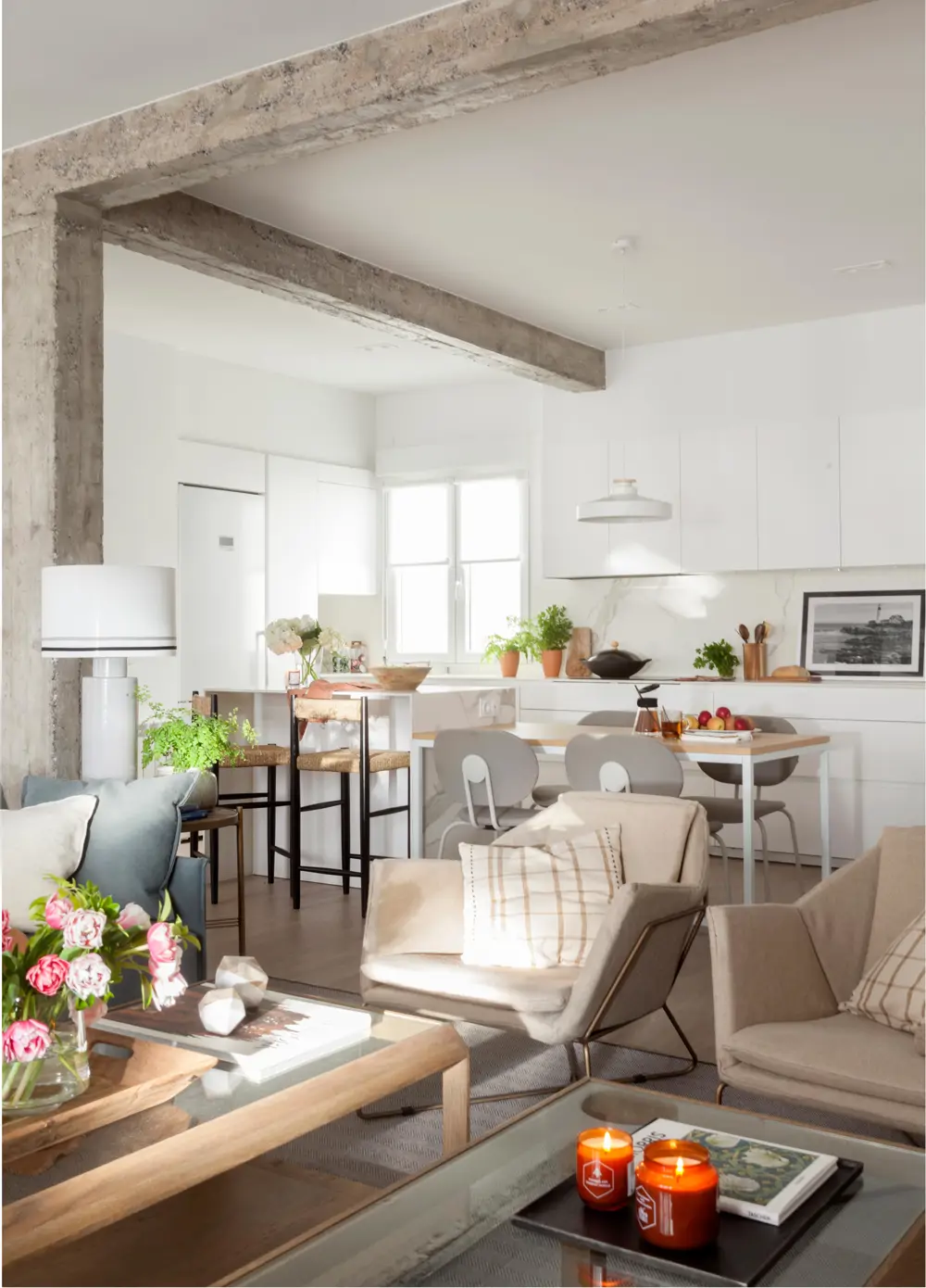 Cocina abierta al salón con vigas vistas