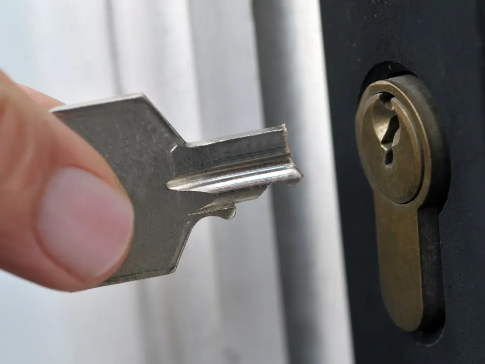 Una de las claves para evitar que una llave se rompa dentro de una cerradura es el correcto mantenimiento de la misma