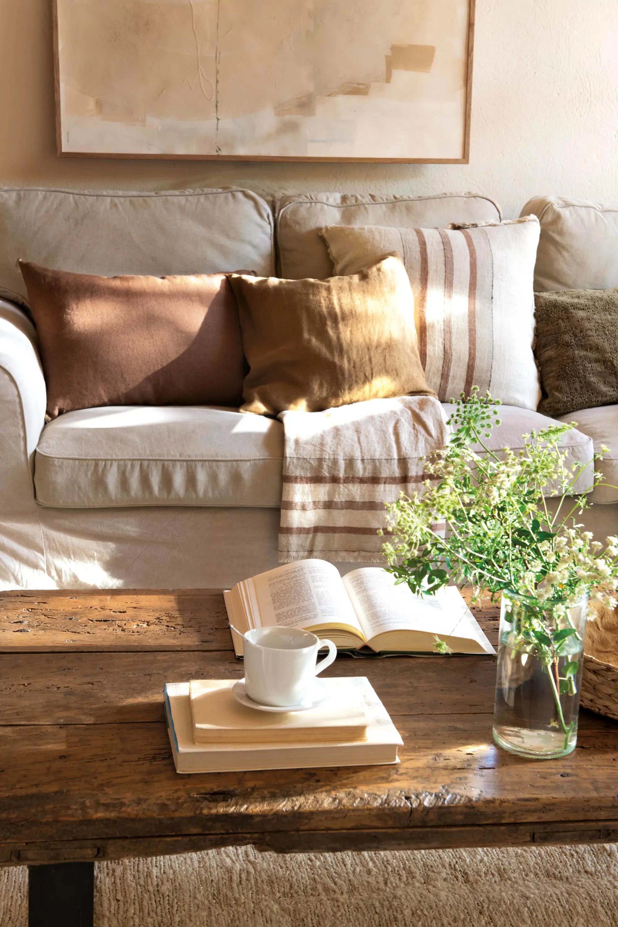 00594198 sofa beige cojines marron ocre rayas mesa centro madera