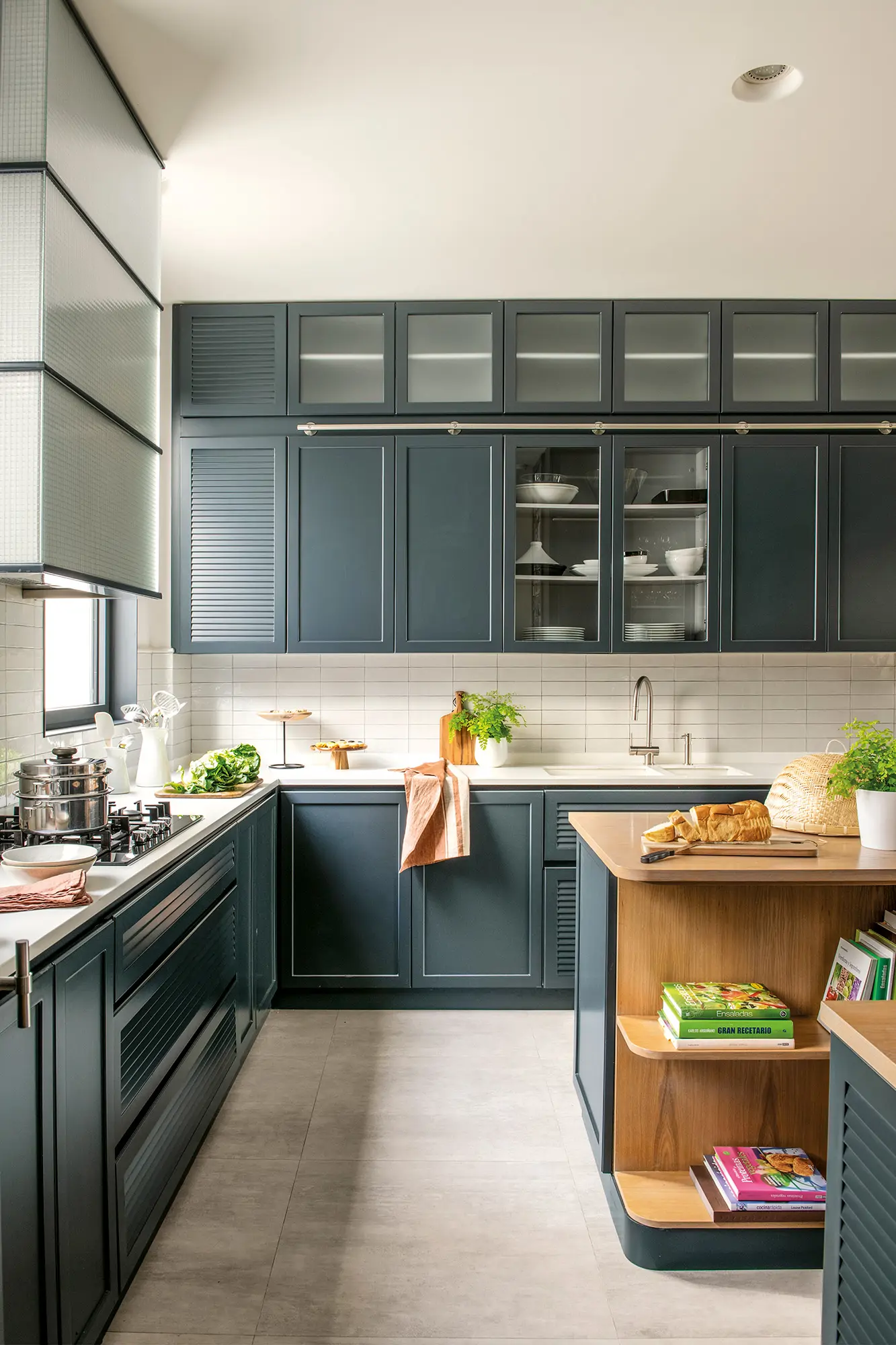 Cocina con muebles en color 
