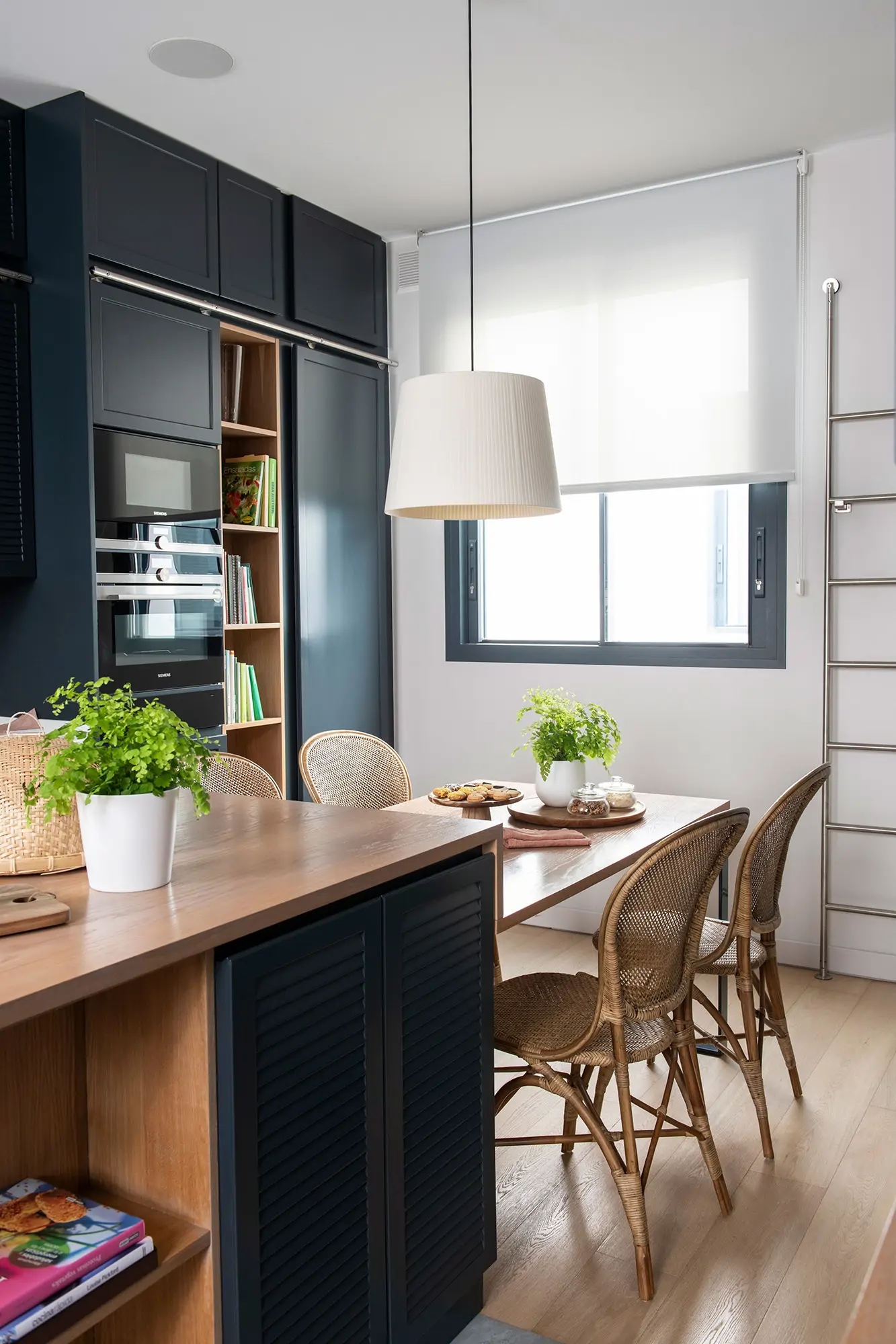Cocina con office y muebles en acabado grios azulado muy oscuro