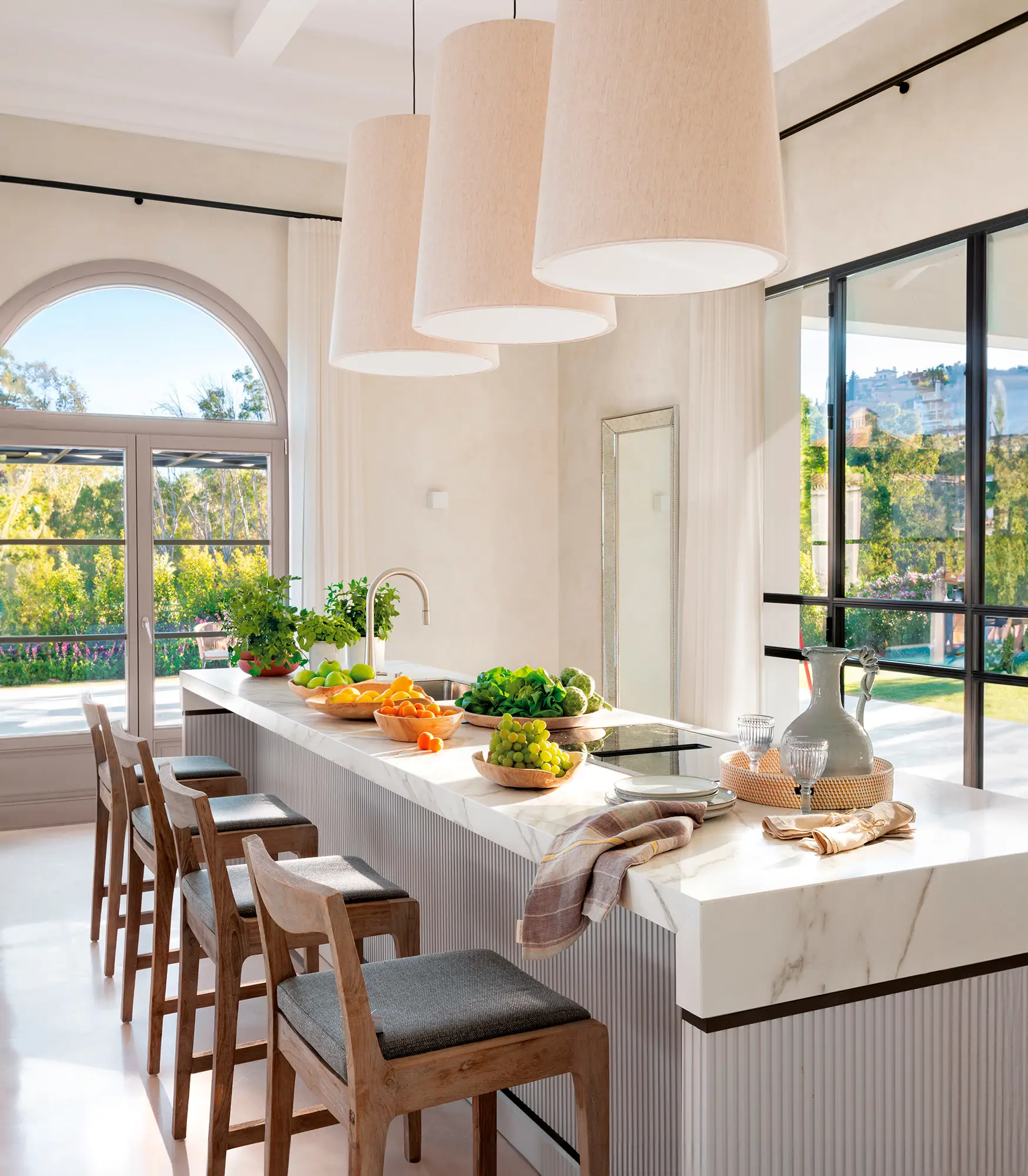 Isla de cocina con textura en gris claro