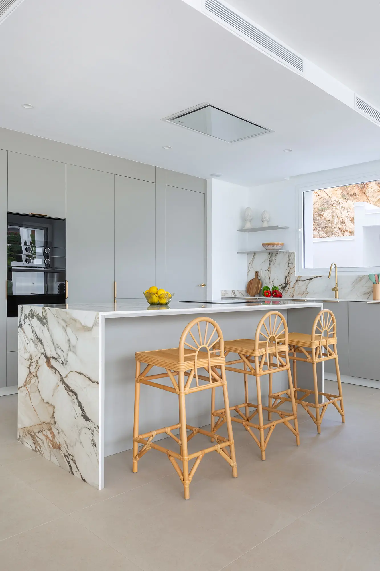 Cocina con muebles en gris suave con matiz verdoso, diseñada por Inspira Design