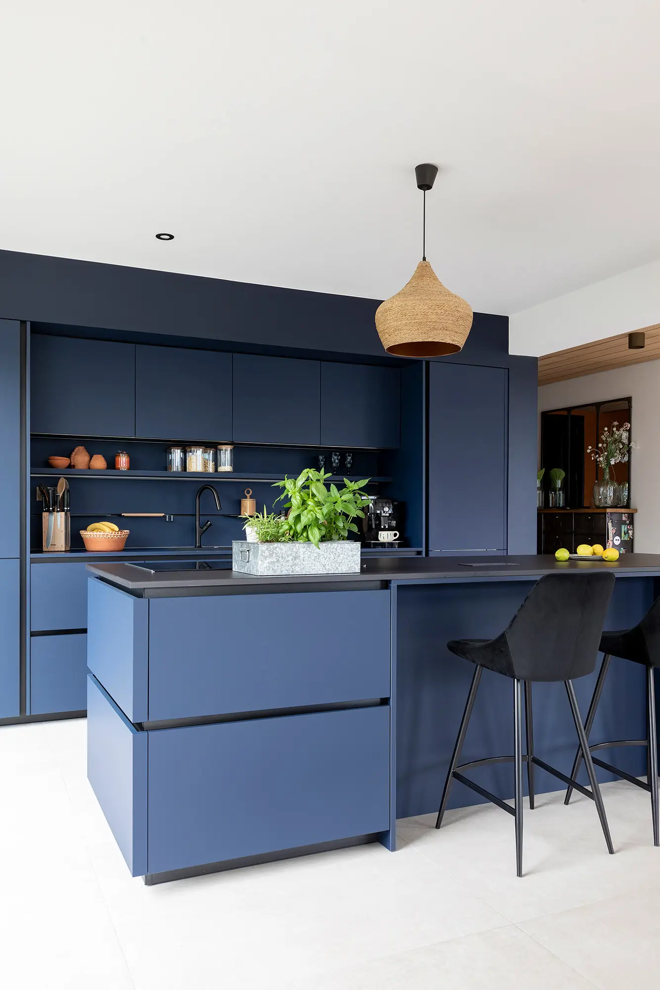 Isla de cocina con color azul y negro de Mobalpa 