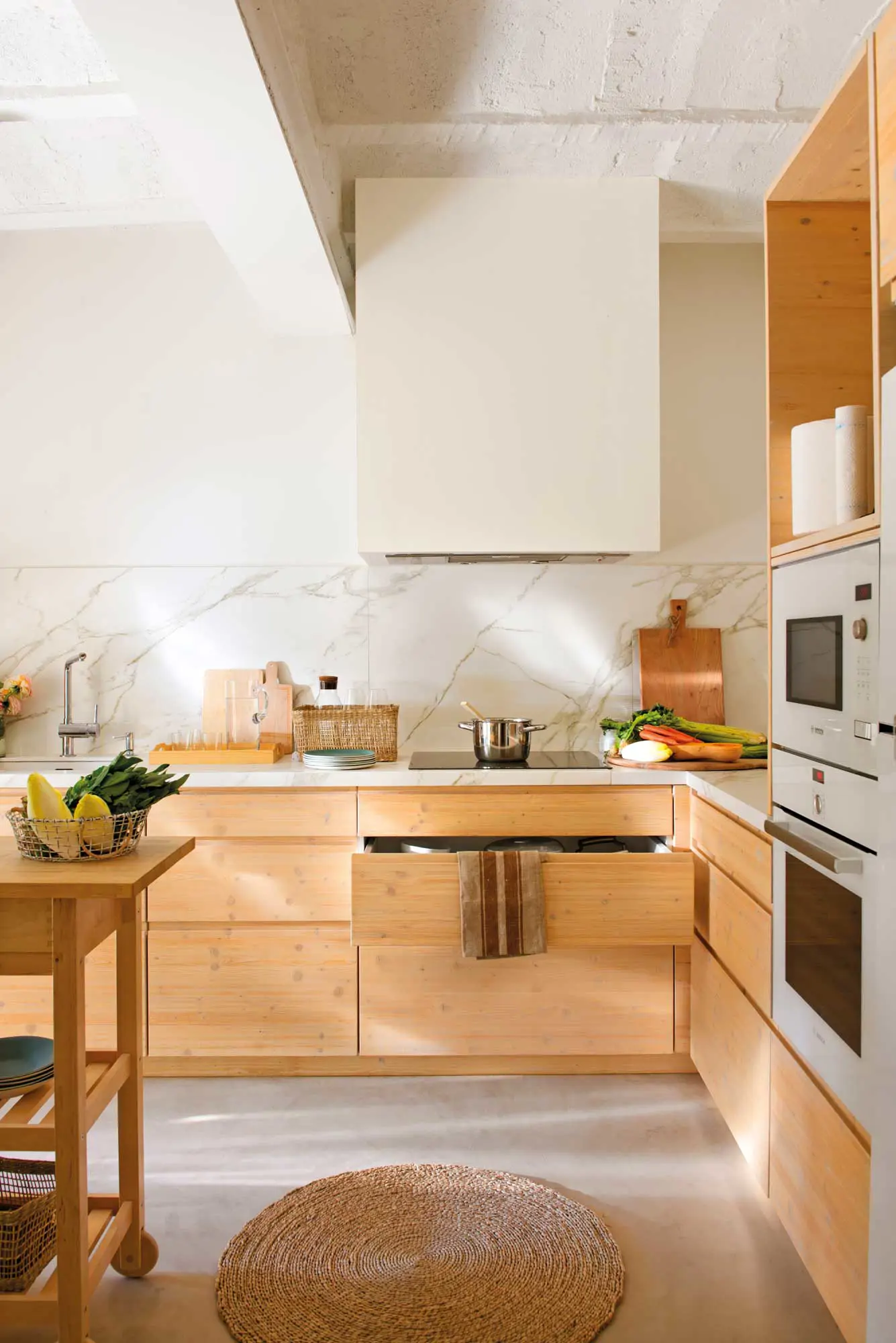 Cocina con muebles de madera.
