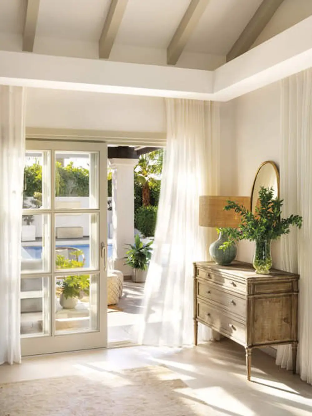 Si tenías unas cortinas más gorditas para el invierno, lávalas, guárdalas y cuelga las de verano