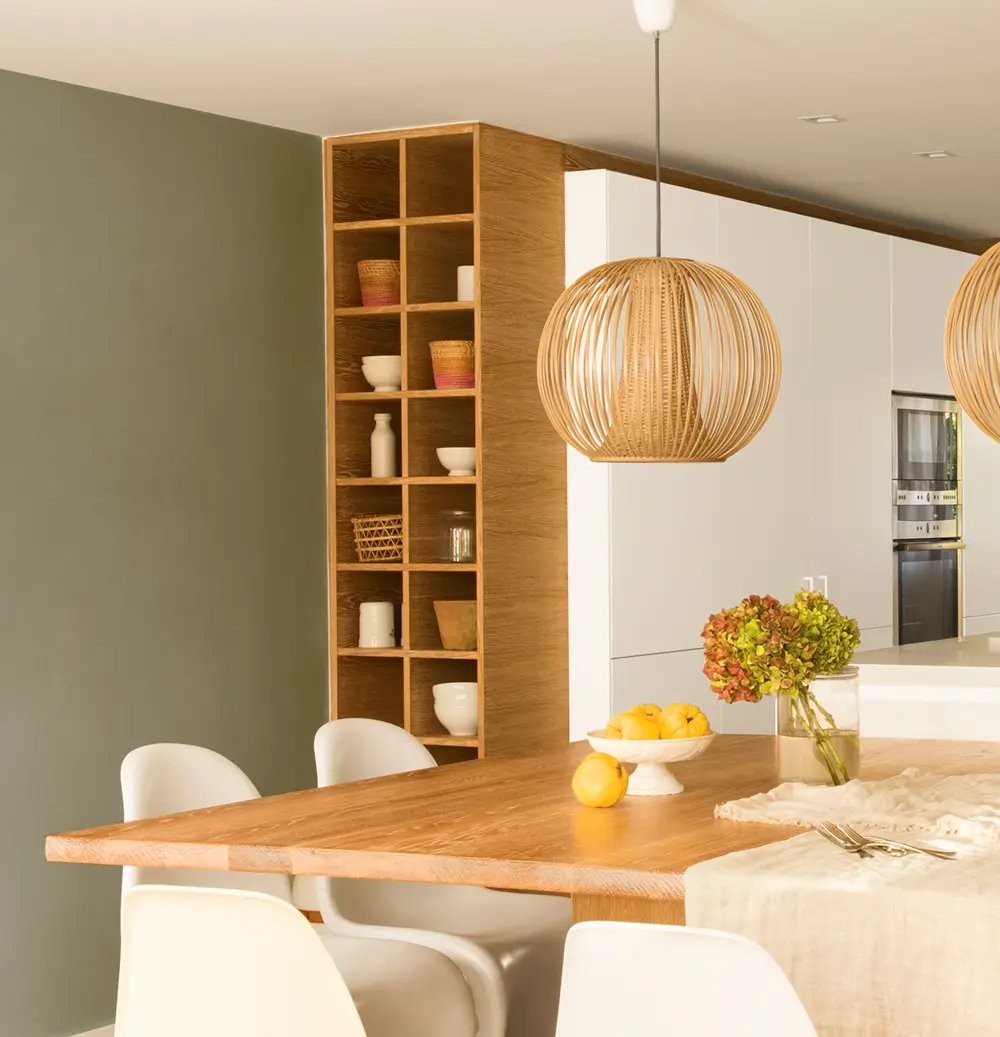 Cocina con estantería en el lateral del mueble