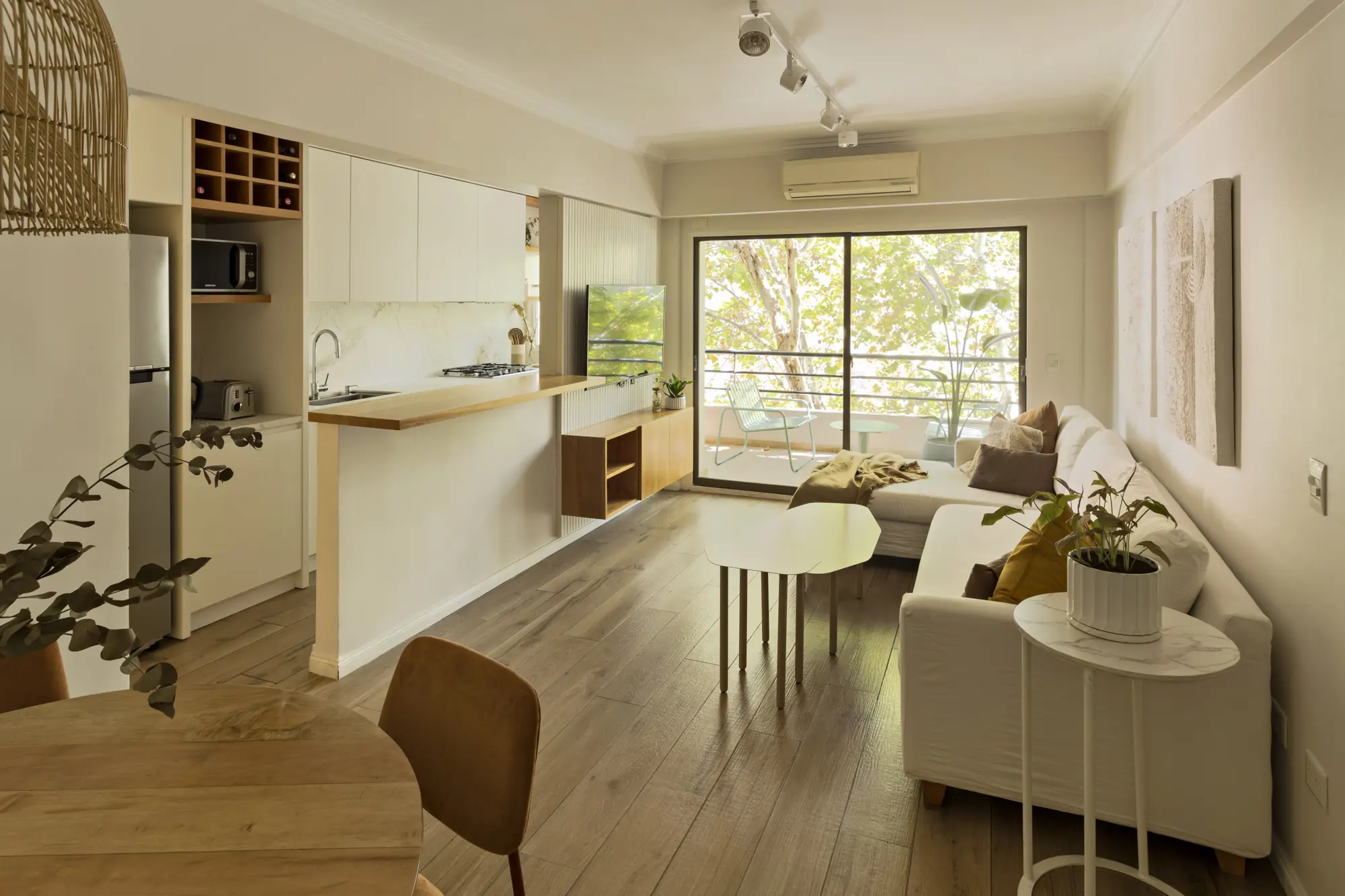 Una cocina pequeña que forma parte del salón