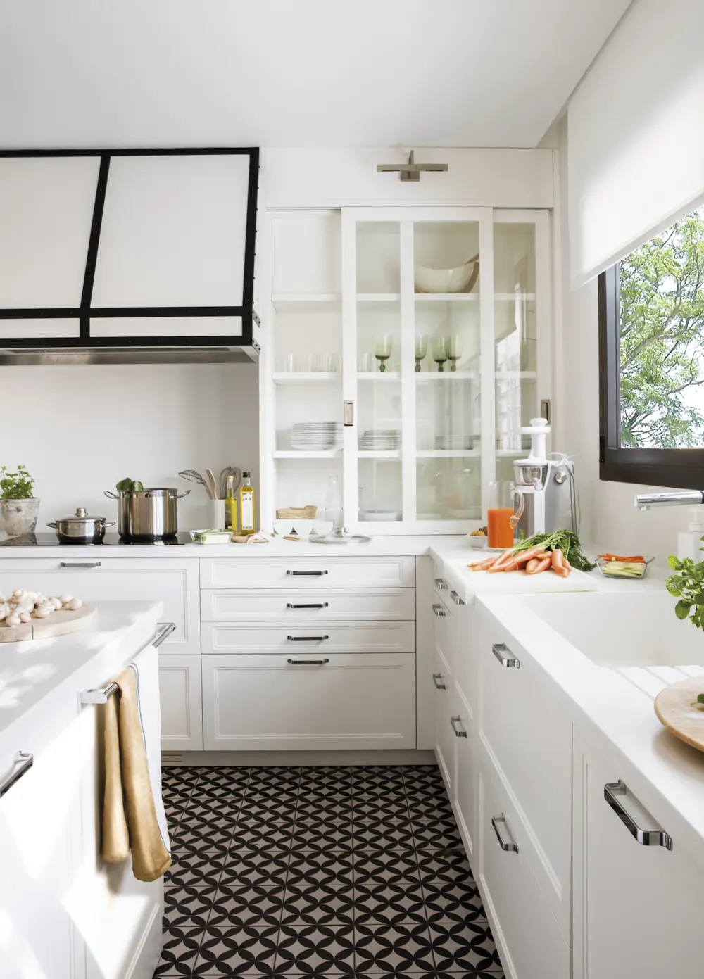 zona de fuegos con campana y vitrina cocina blanca 