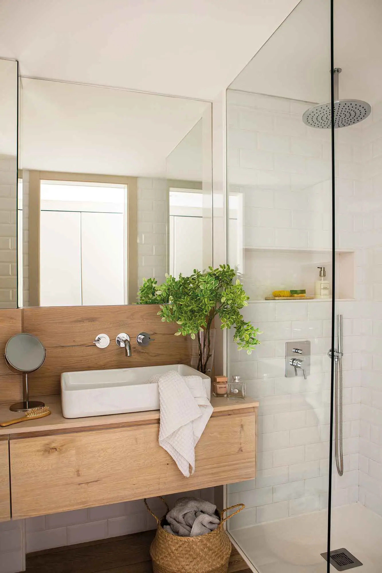 Baño pequeño con ducha con azulejo y hornacina