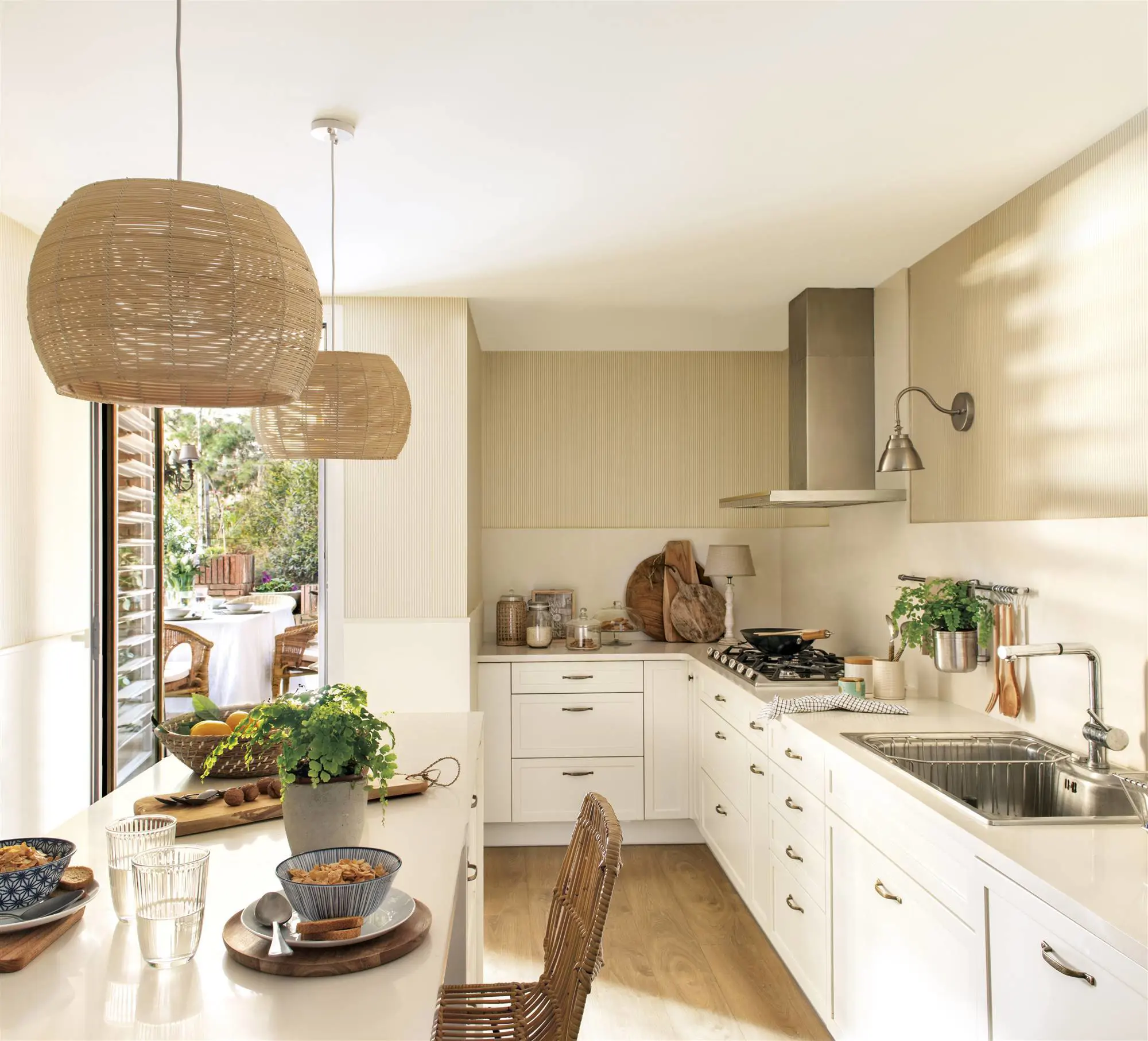 cocina blanca sin muebles altos
