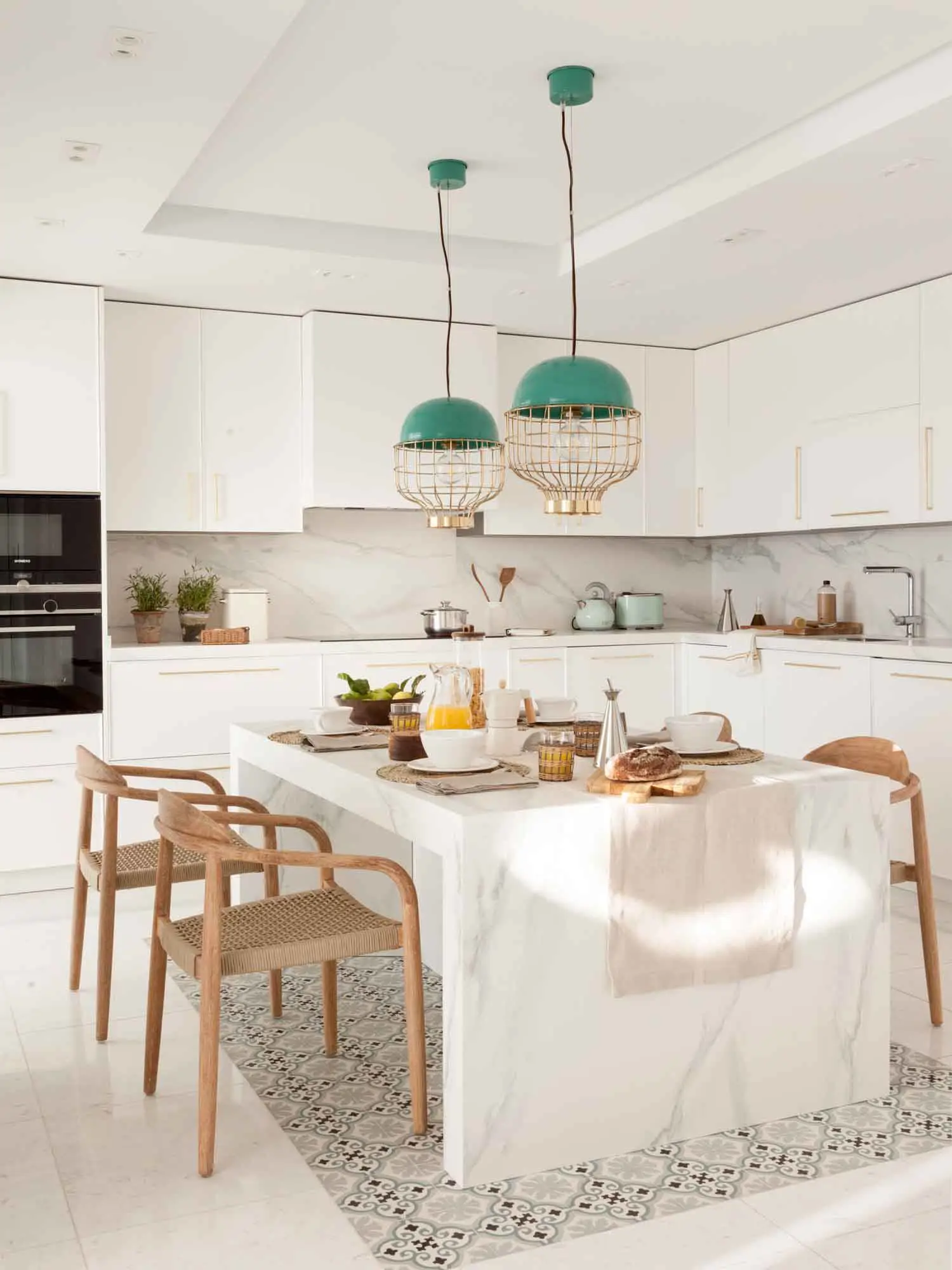 cocina blanco con comedor 