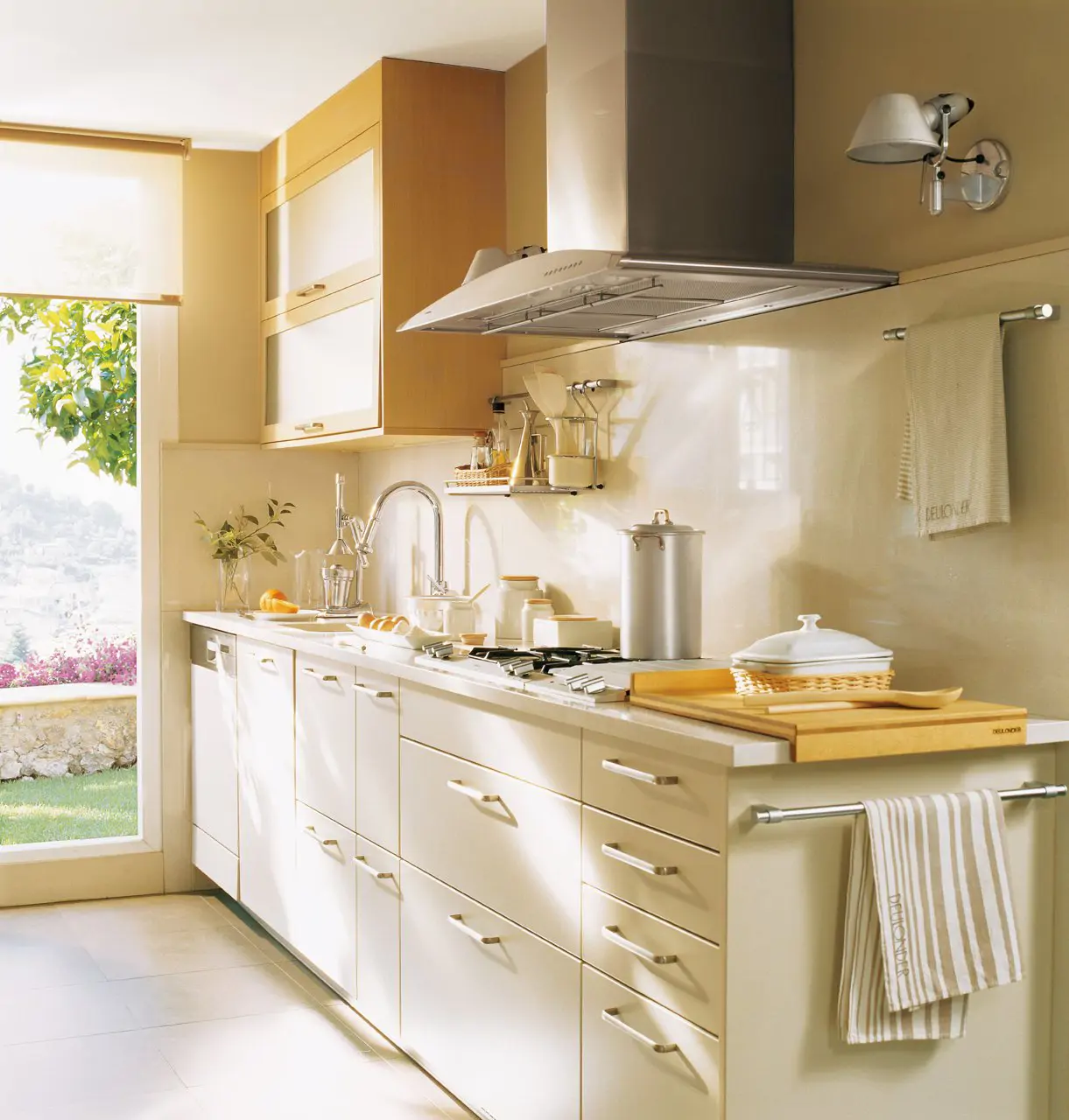 Cocina con encimera beige