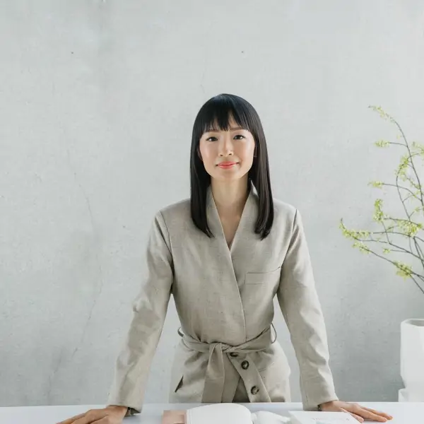 Entramos en la cocina de Marie Kondo: una idea elegante perfecta para que una cocina pequeña parezca más grande