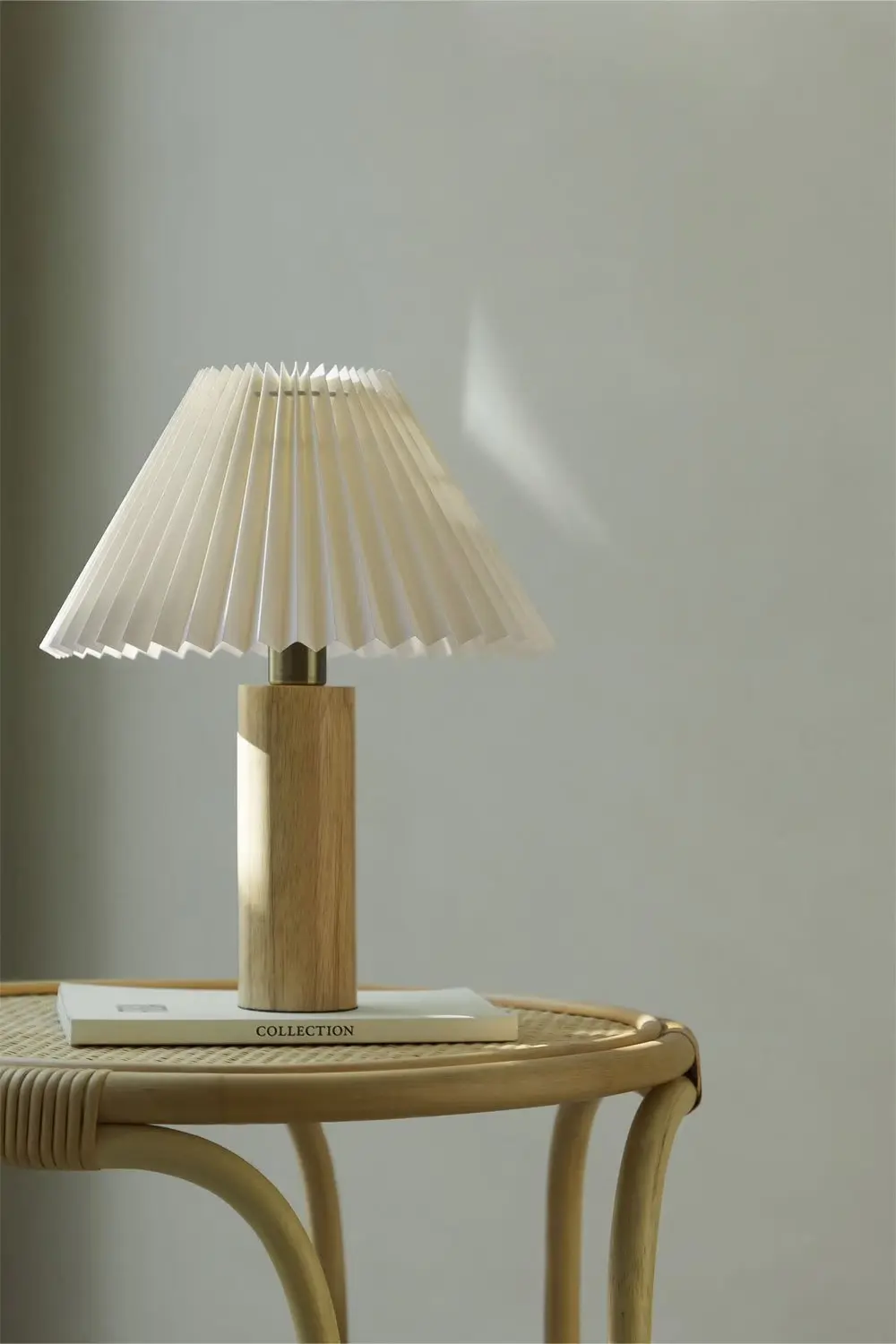 Lámpara de mesa en madera de caucho