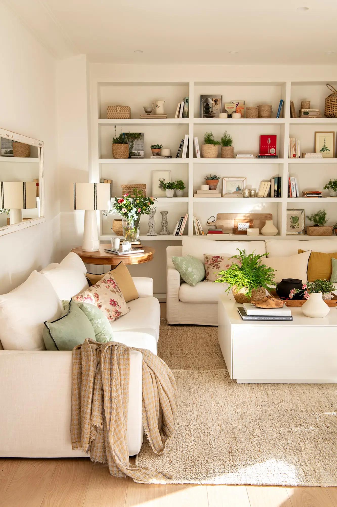 Salón con librería a medida, decorado en blanco