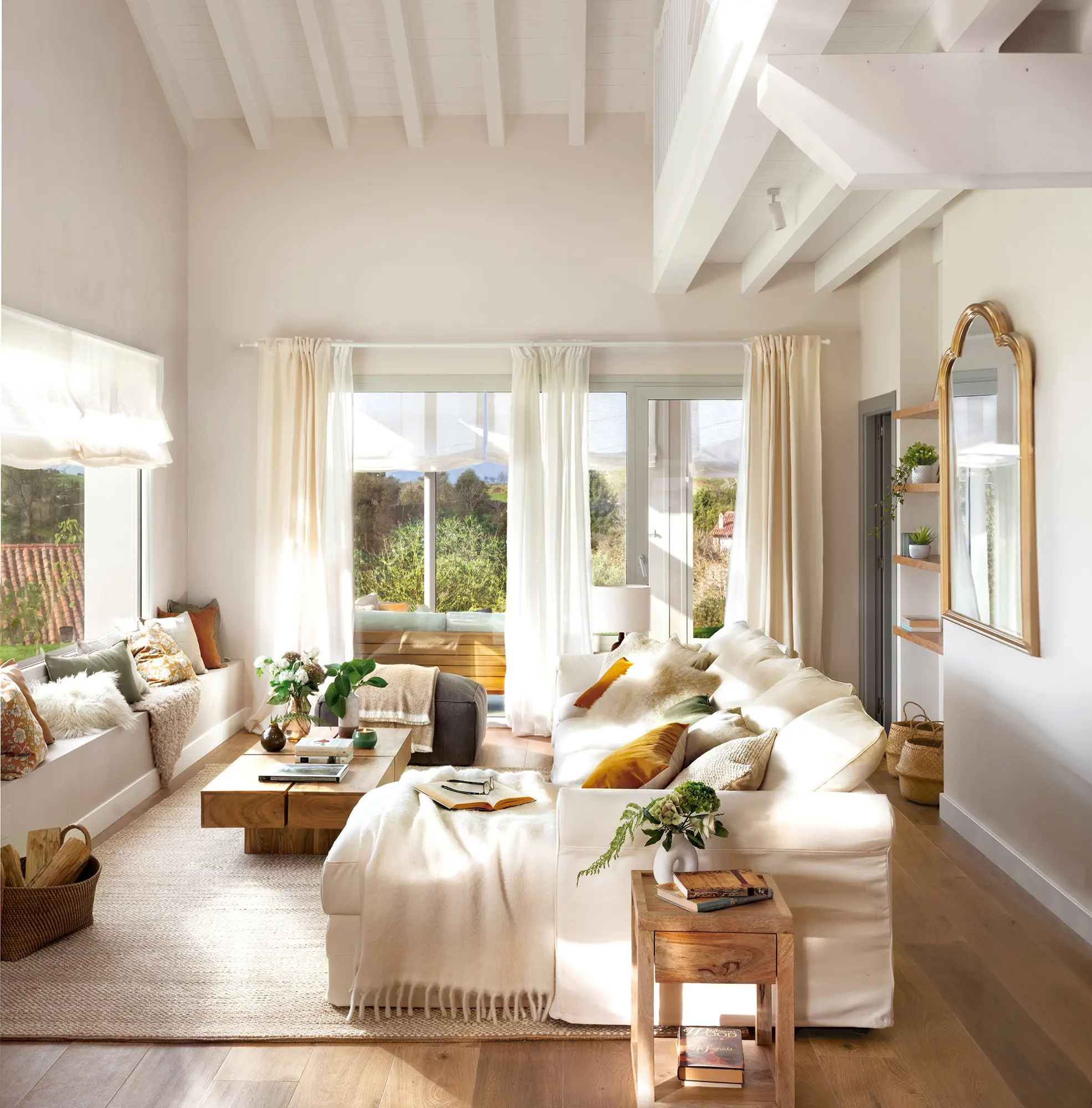 Salón con muebles bajos y sofá mirando hacia el ventanal (con banco de obra)