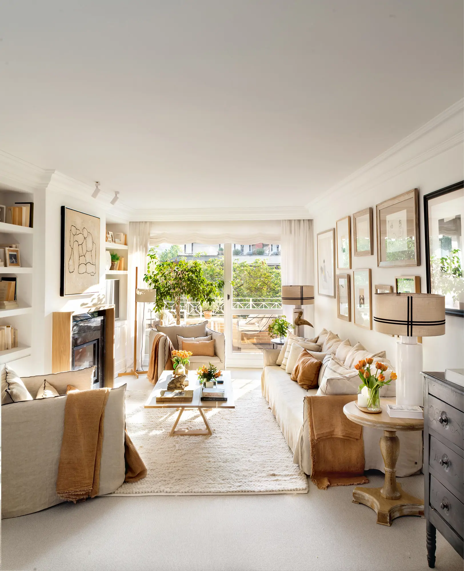Salón pequeño y luminoso
