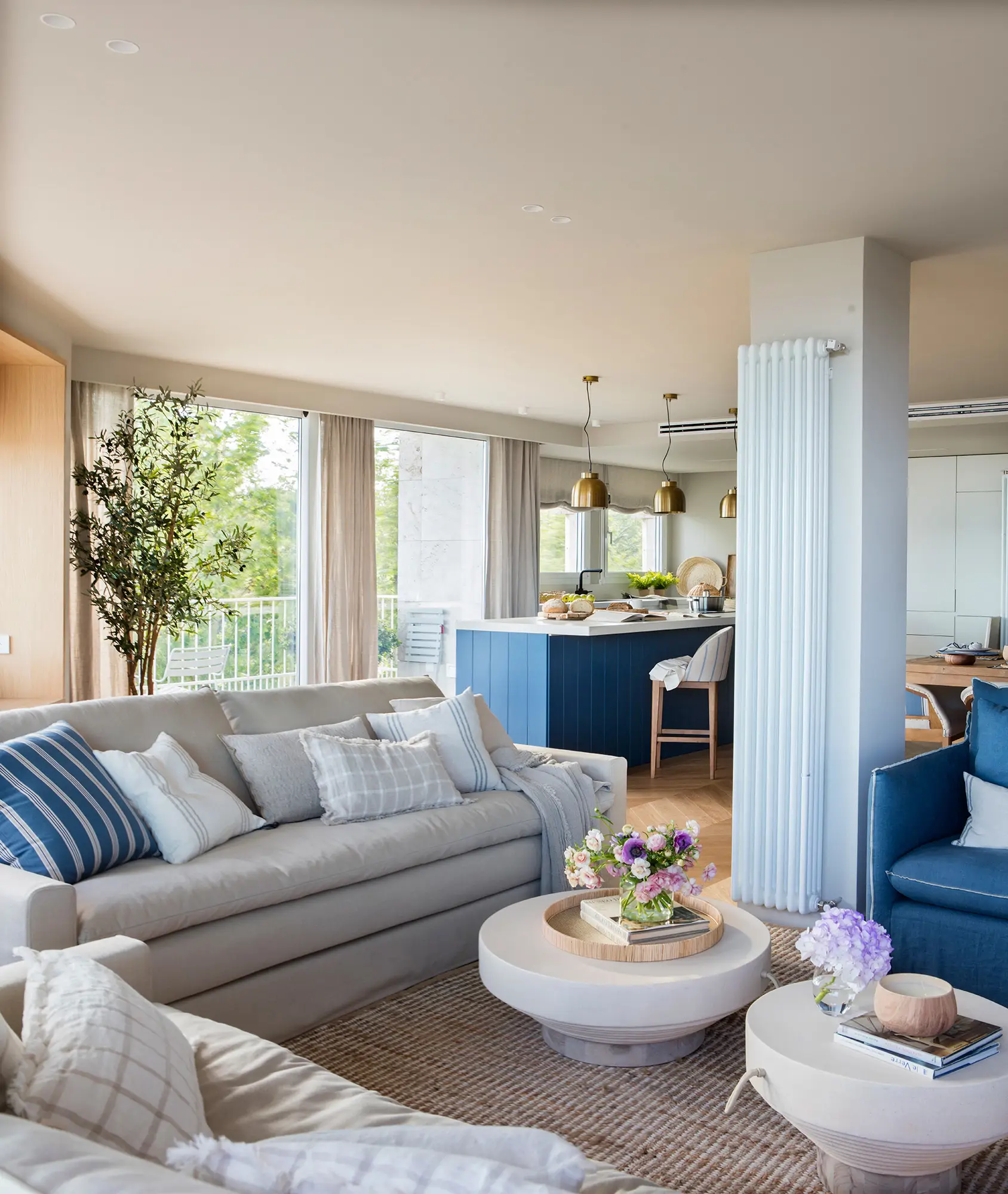 Salón pequeño con cocina abierta