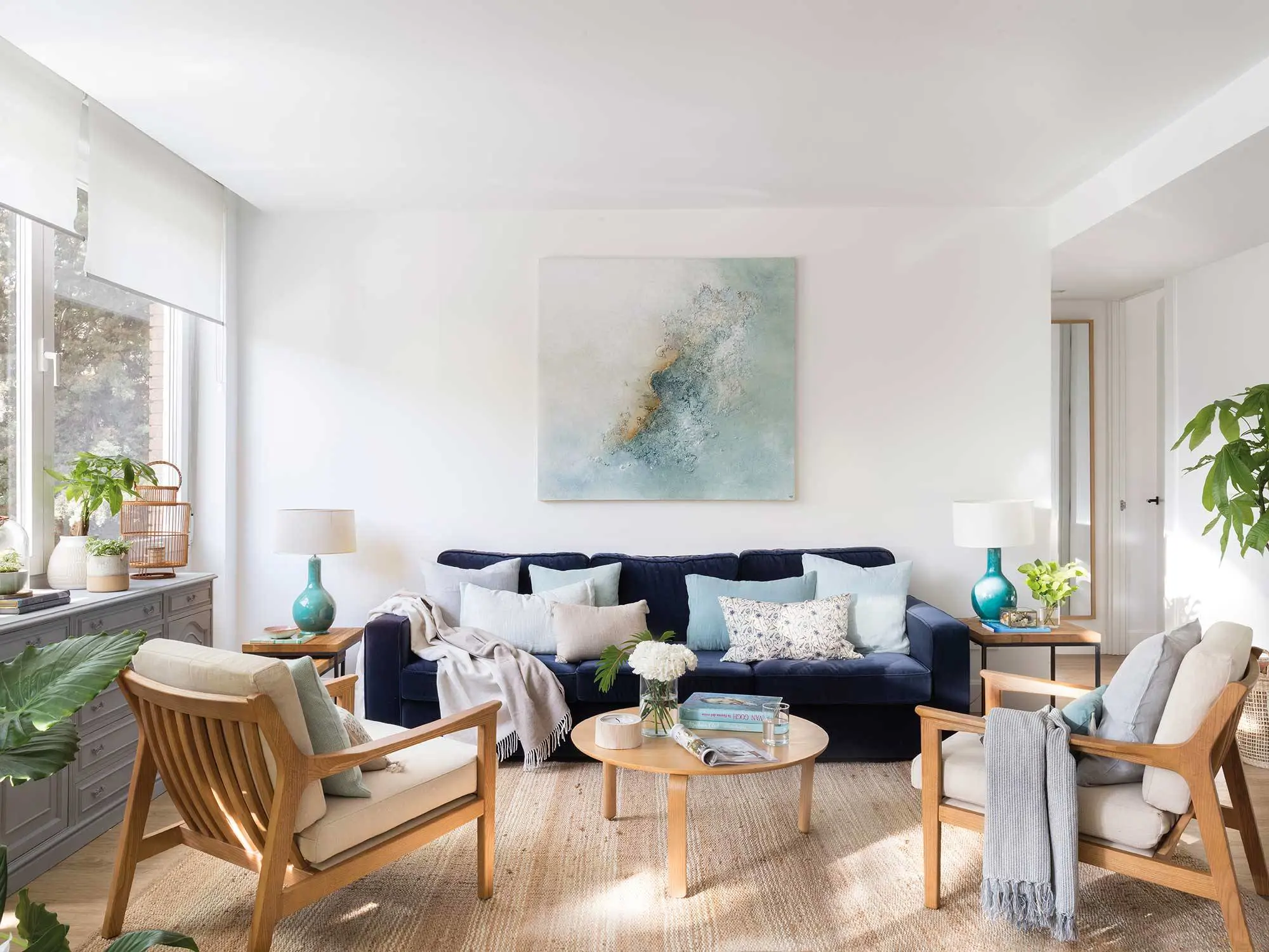 Salón moderno con sofá en azul índigo