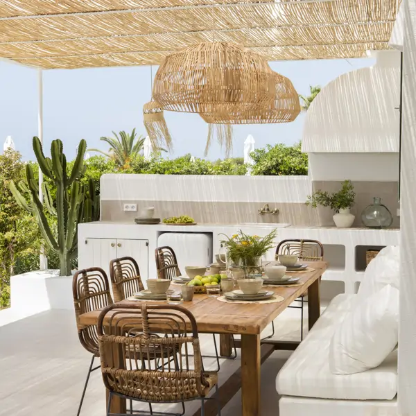 Ni sombrilla ni toldo: la solución mucho más ingeniosa y estilosa vista en una casita de El Mueble