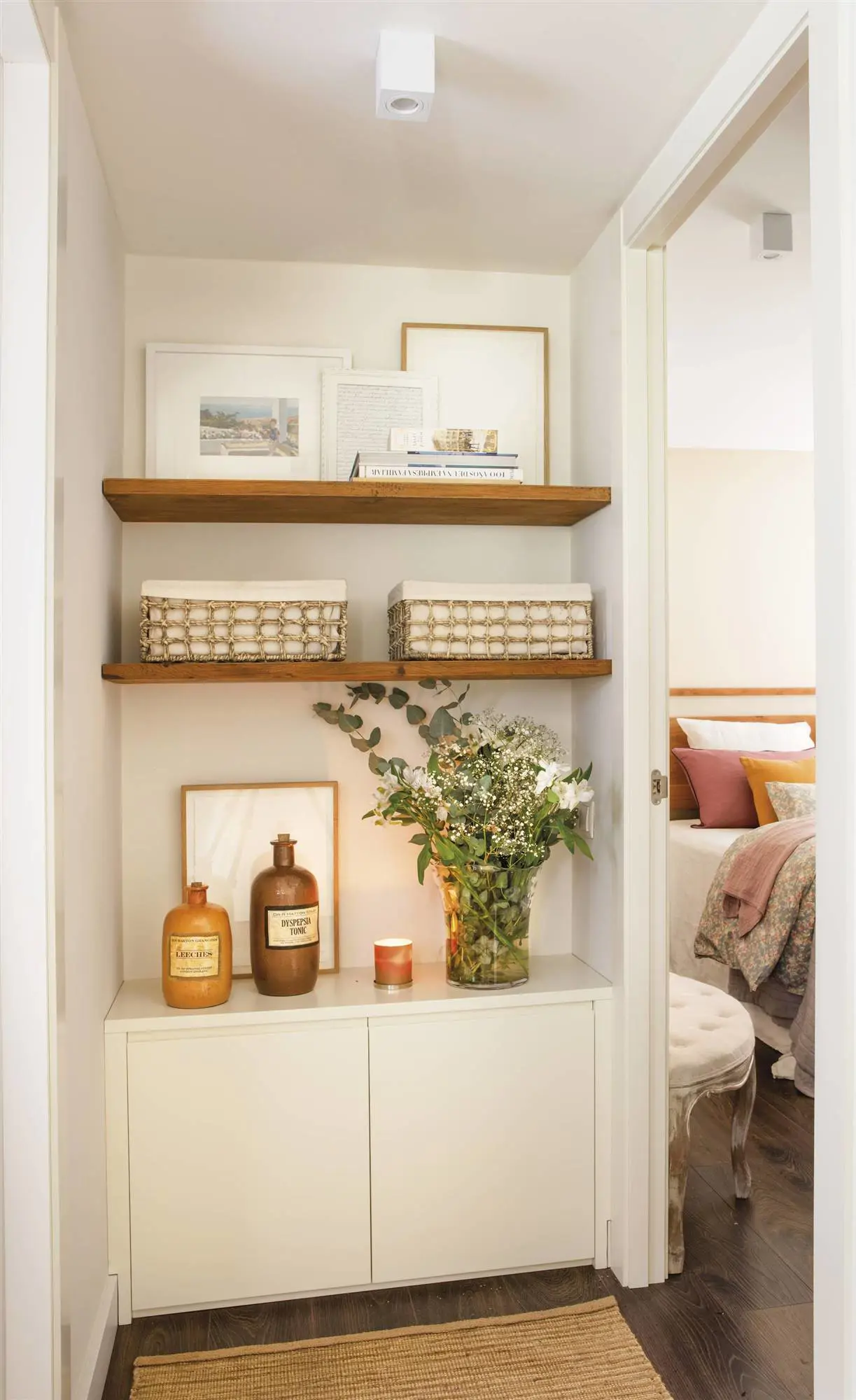 Pasillo estrecho con mueble a medida y estantes